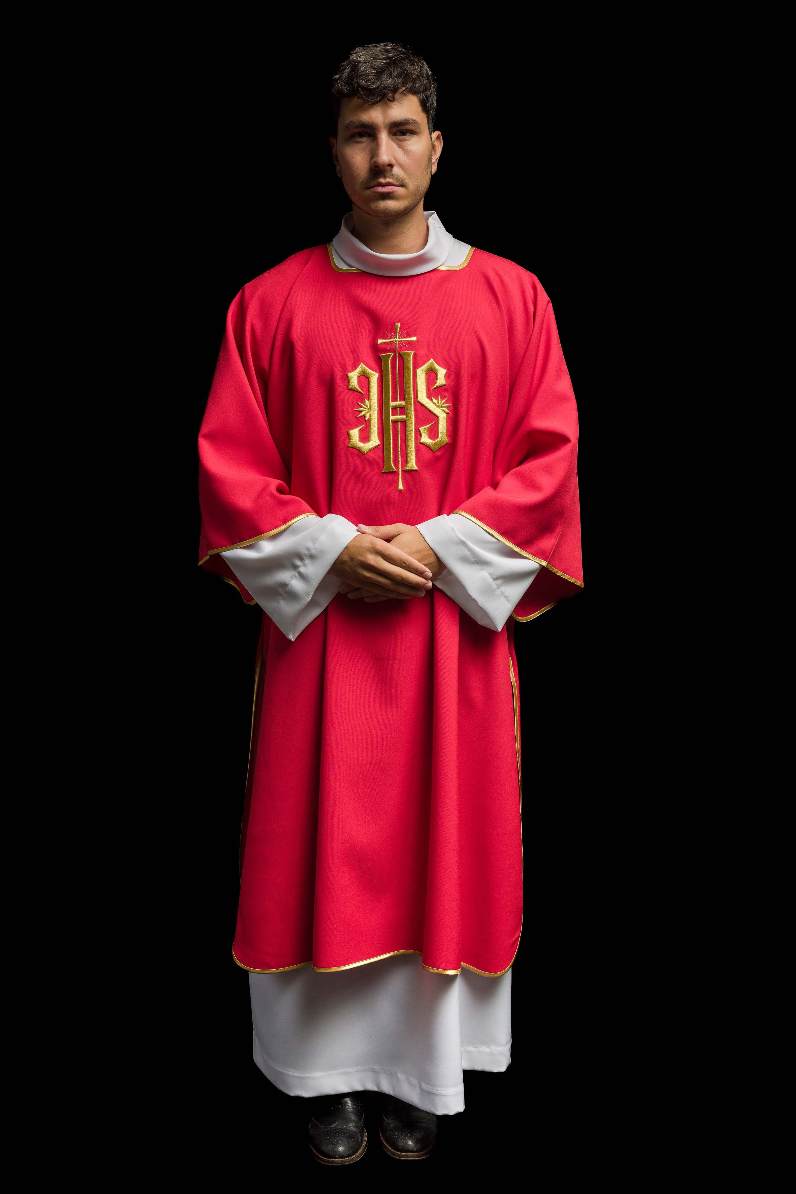 Dalmática vermelha com bordado IHS dourado
