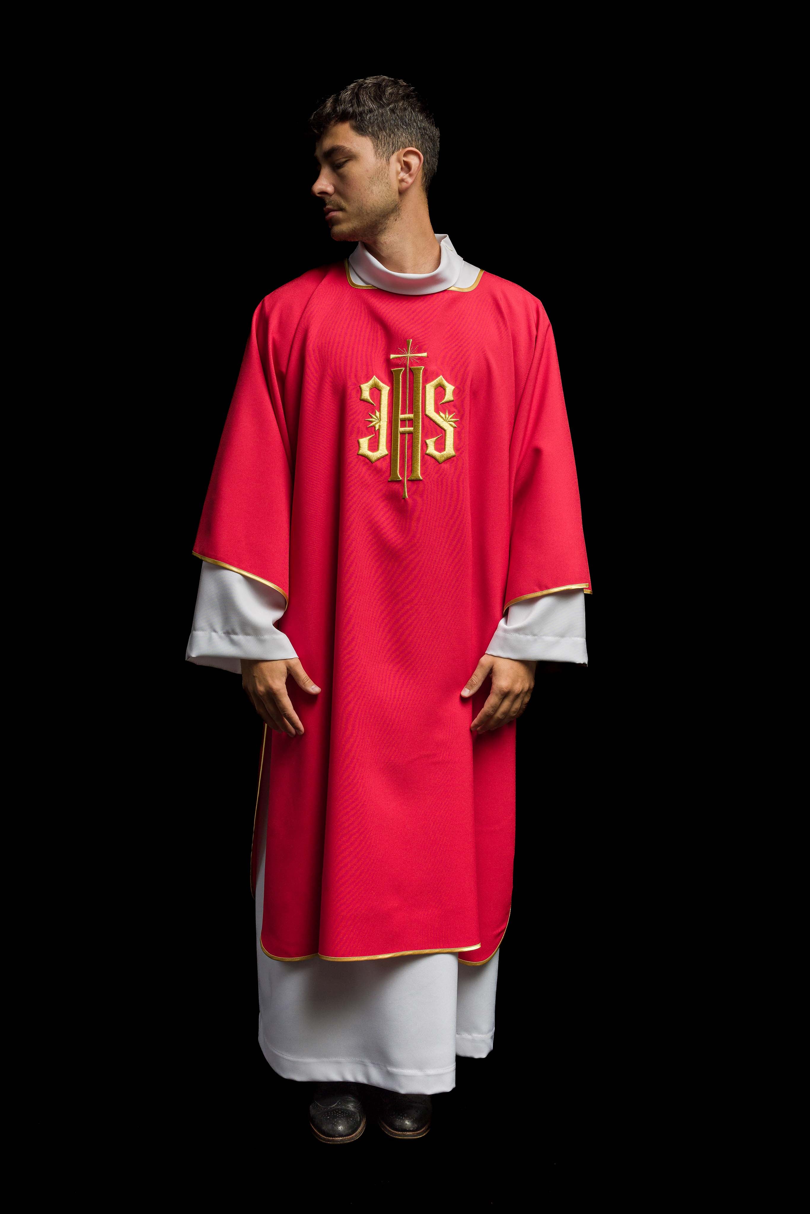 Dalmática vermelha com bordado IHS dourado