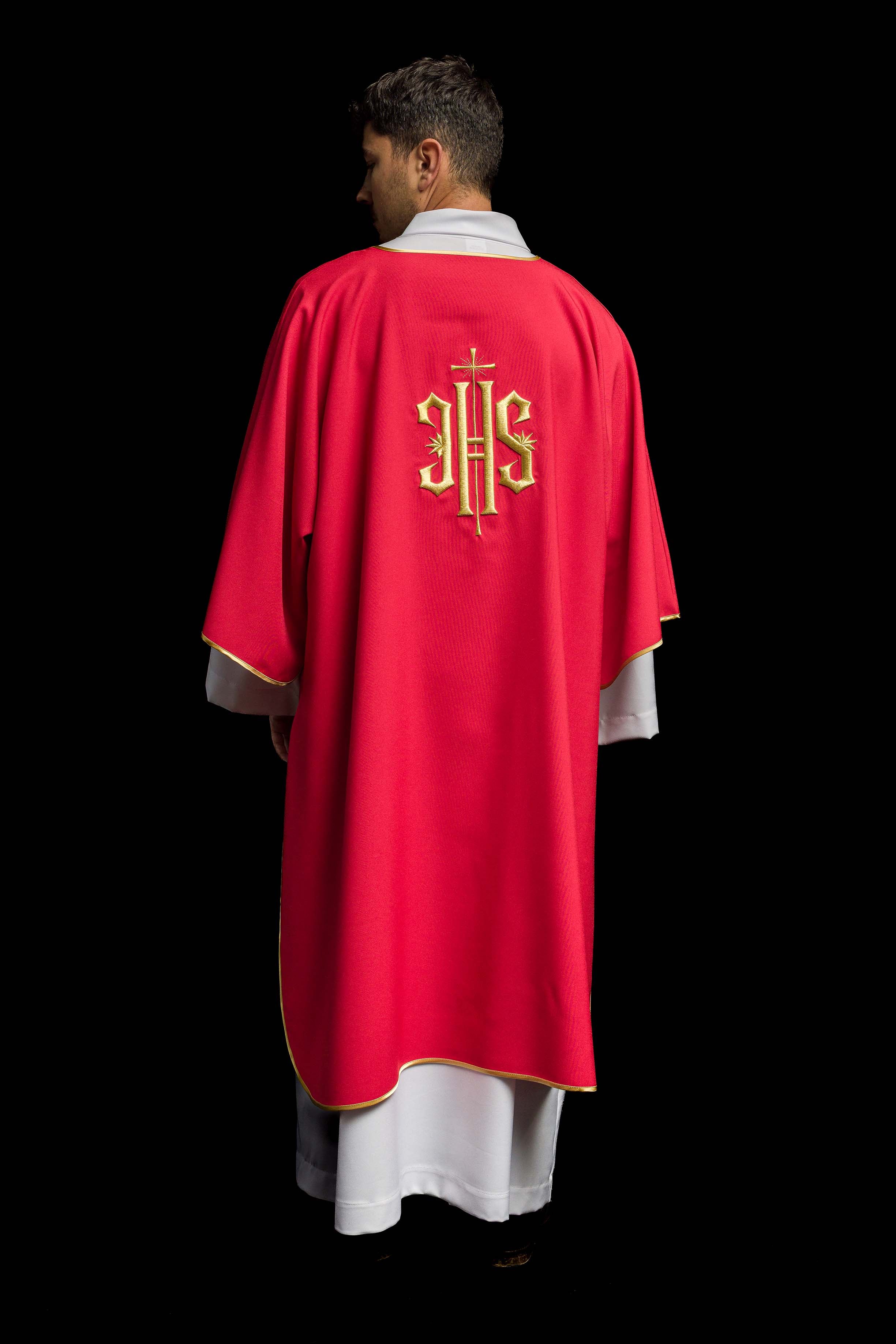 Dalmática vermelha com bordado IHS dourado