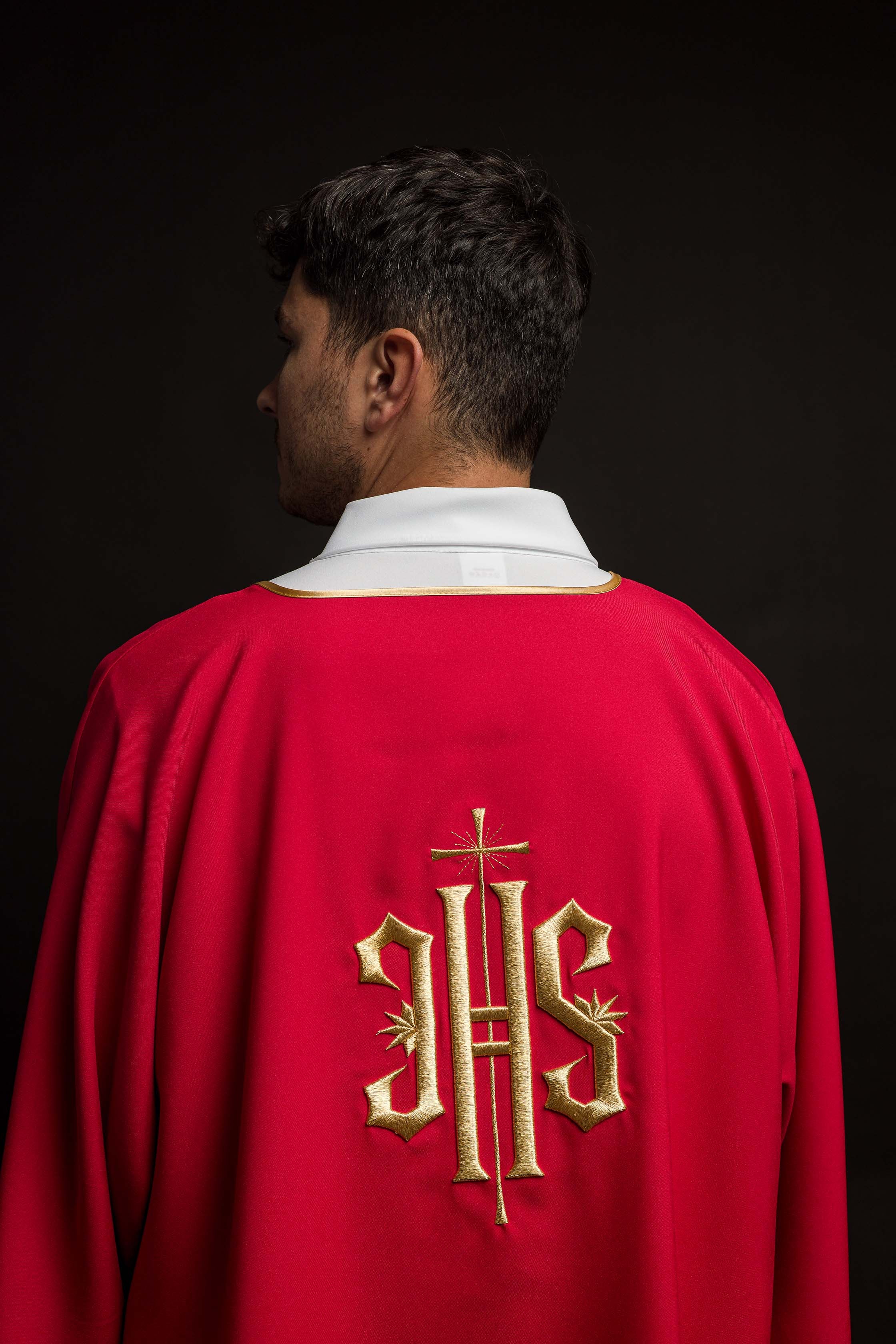 Dalmática vermelha com bordado IHS dourado