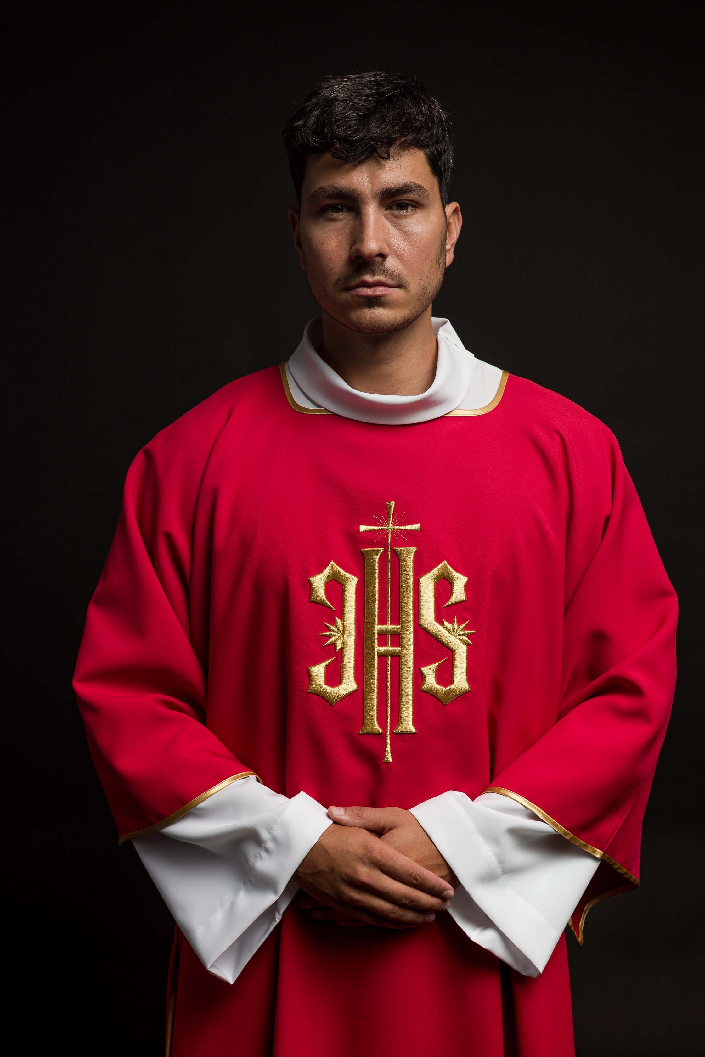 Dalmática vermelha com bordado IHS dourado