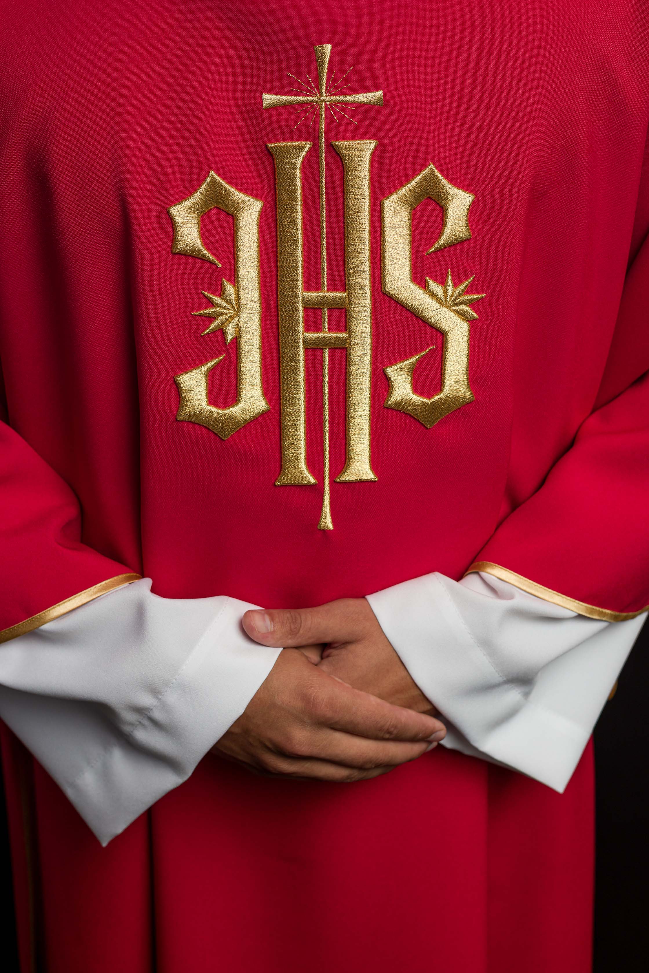 Dalmática vermelha com bordado IHS dourado