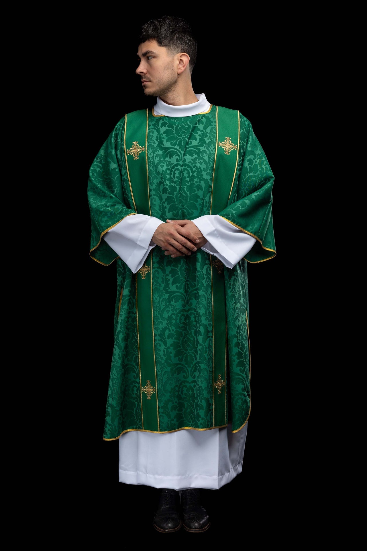 Dalmática verde de jacquard con bandas y cruces doradas bordadas