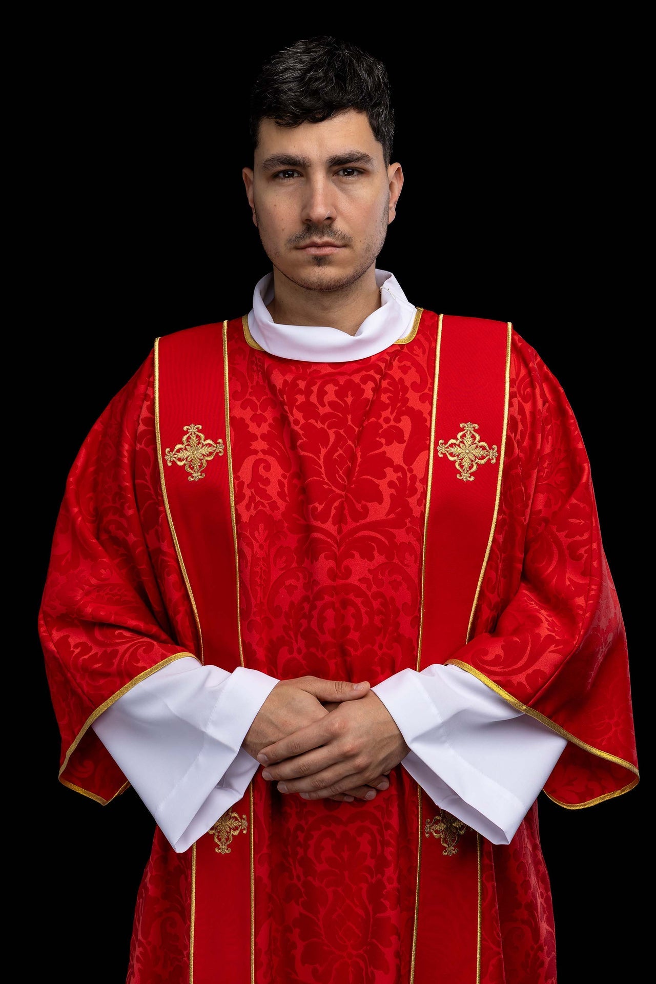 Dalmática roja de jacquard con bandas y cruces doradas bordadas