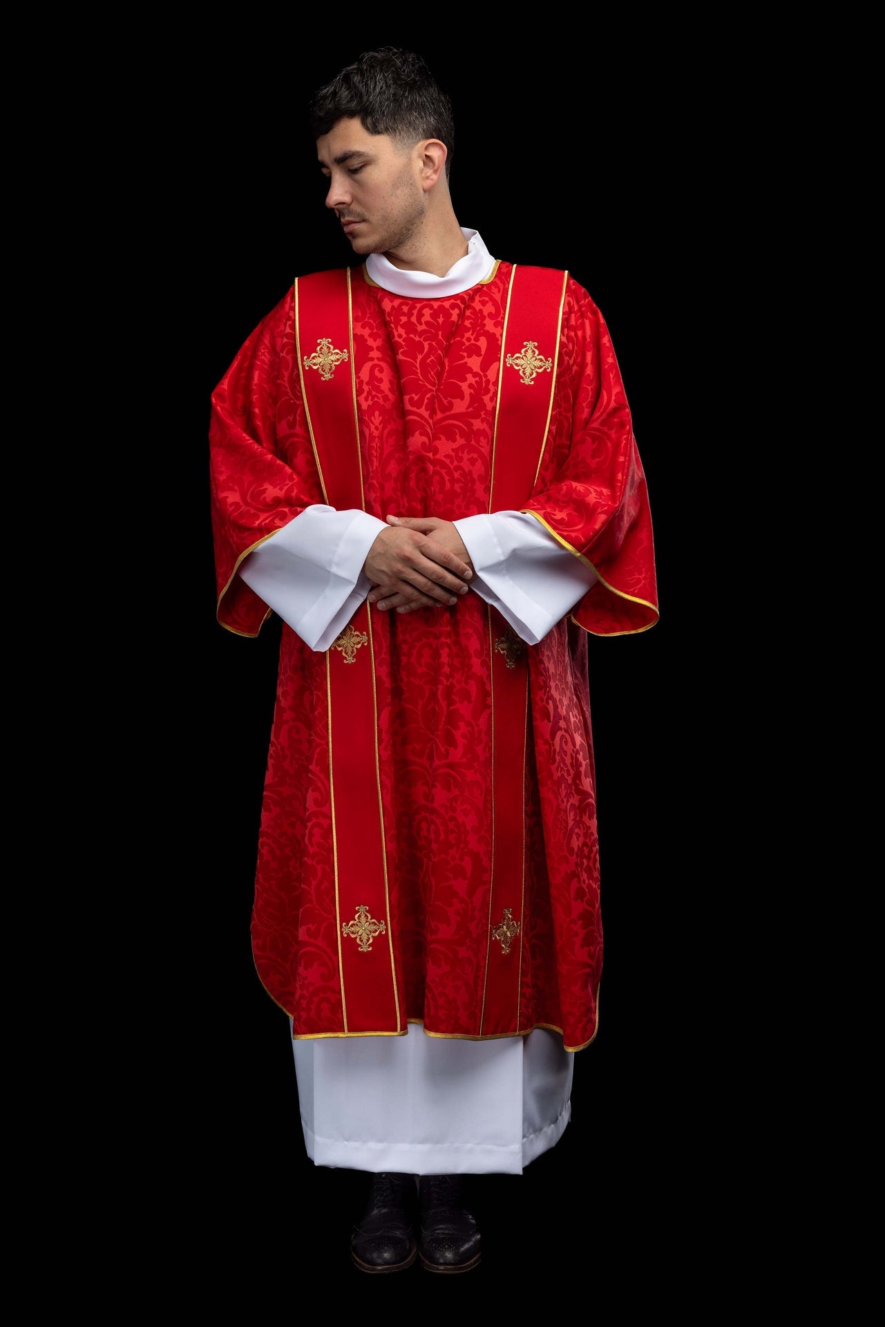 Dalmática roja de jacquard con bandas y cruces doradas bordadas