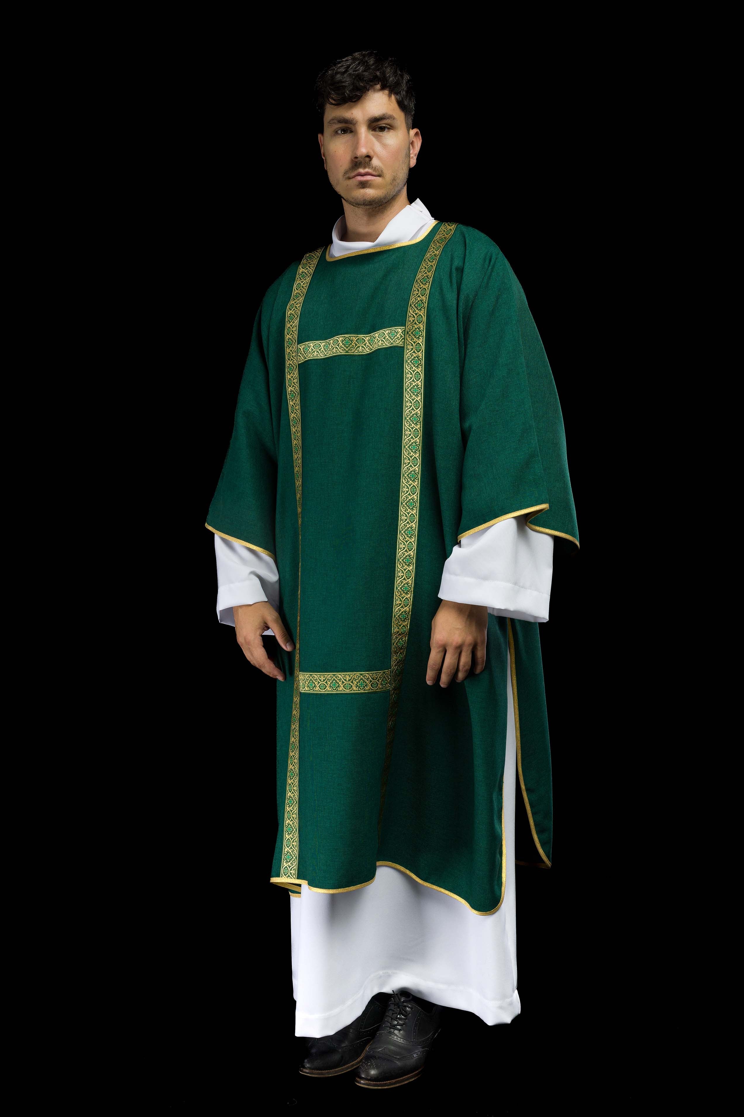 Dalmática verde decorada com fitas jacquard douradas