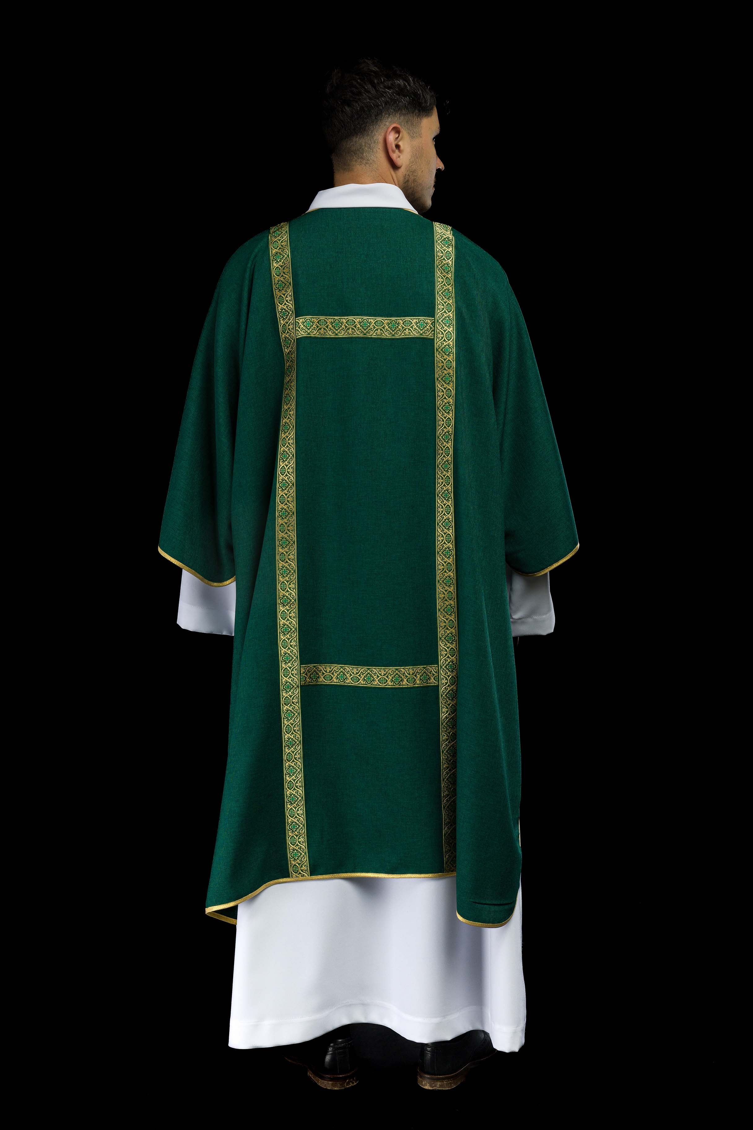 Dalmática verde decorada com fitas jacquard douradas
