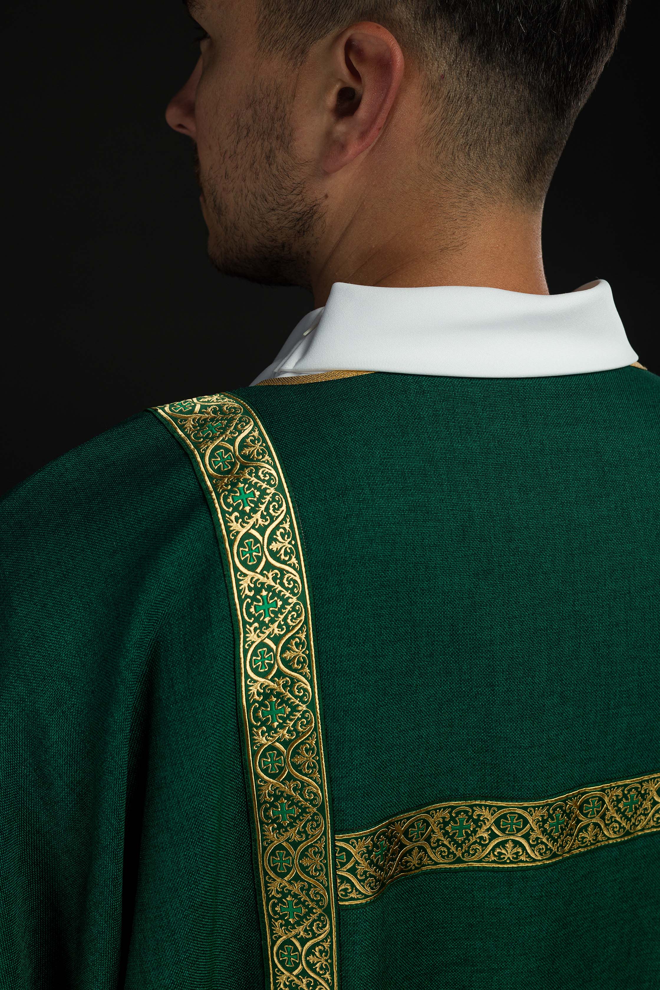 Dalmática verde decorada com fitas jacquard douradas