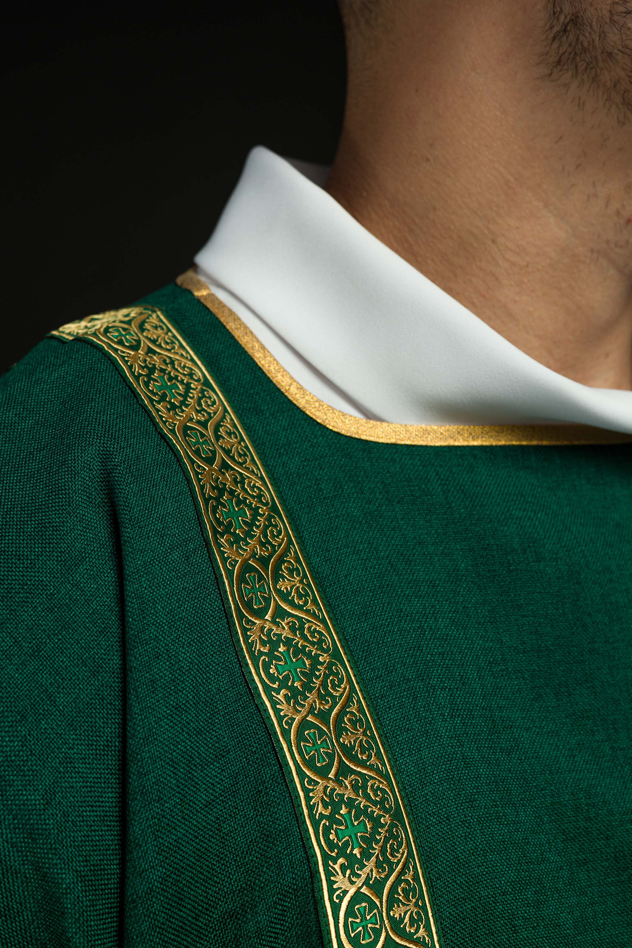 Dalmática verde decorada com fitas jacquard douradas