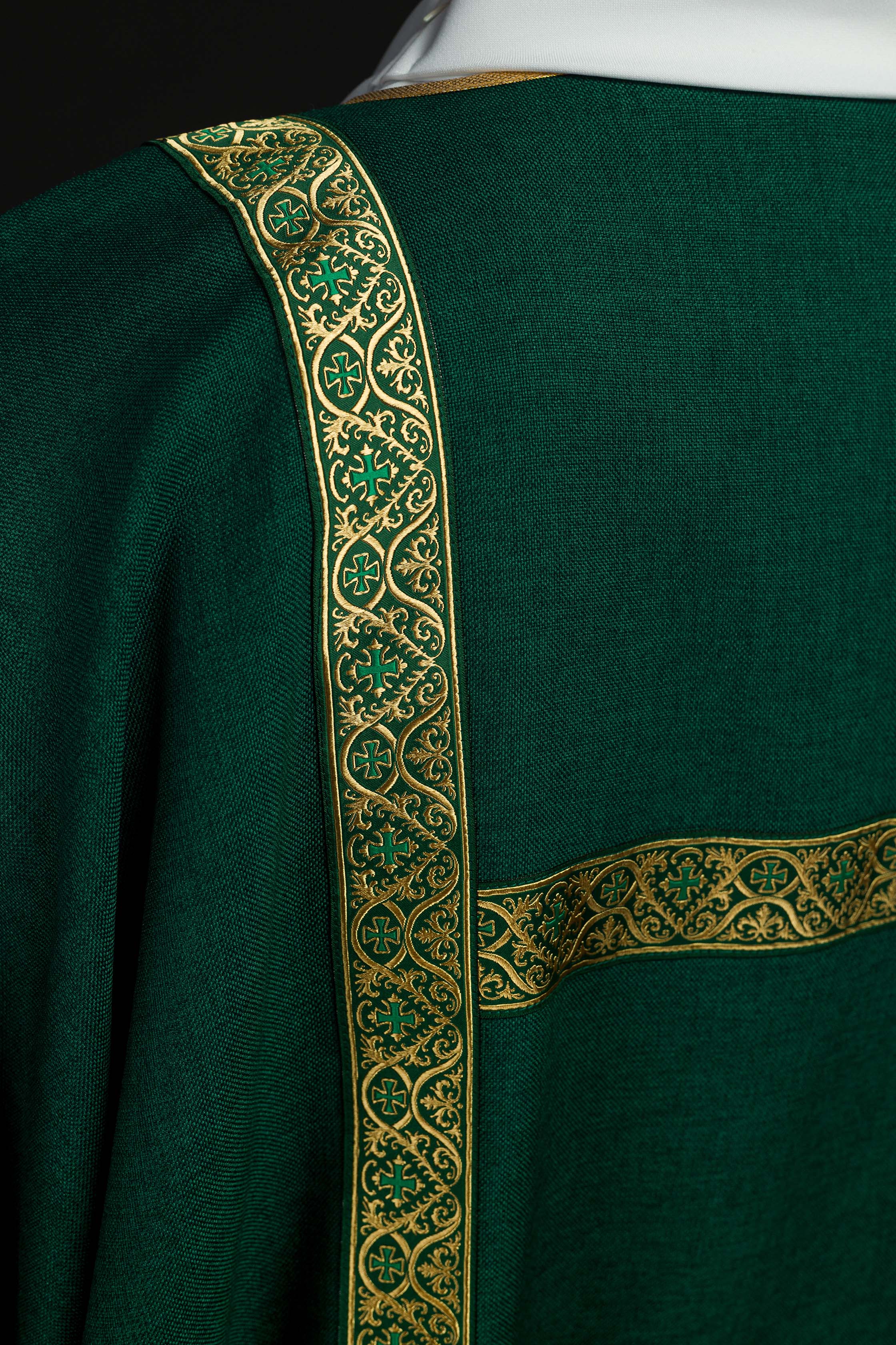 Dalmática verde decorada com fitas jacquard douradas