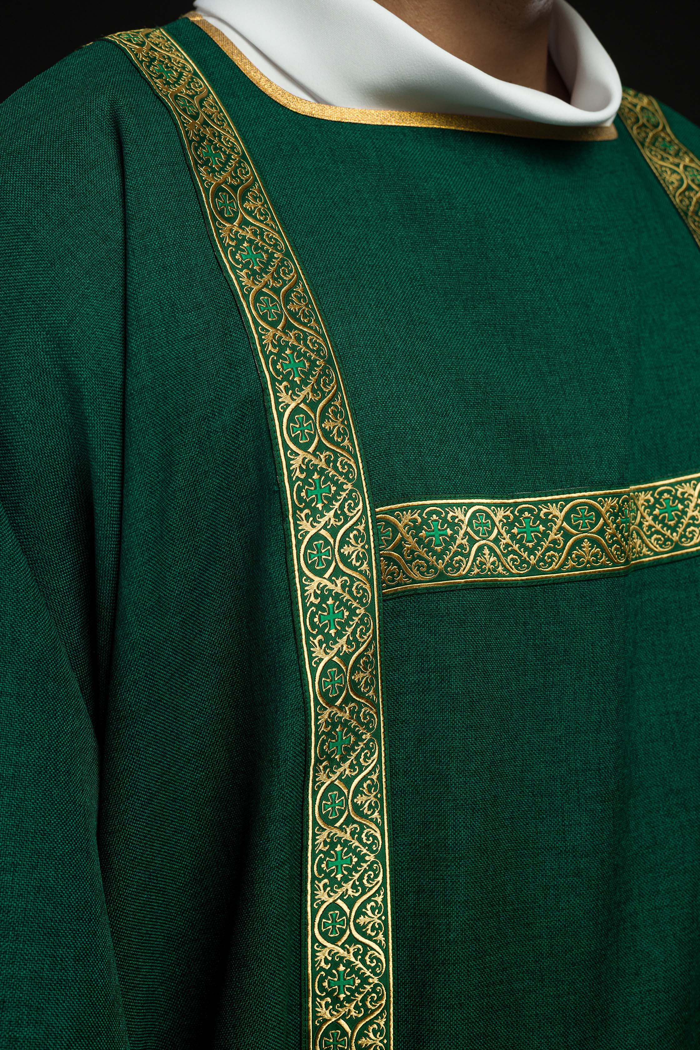 Dalmática verde decorada com fitas jacquard douradas