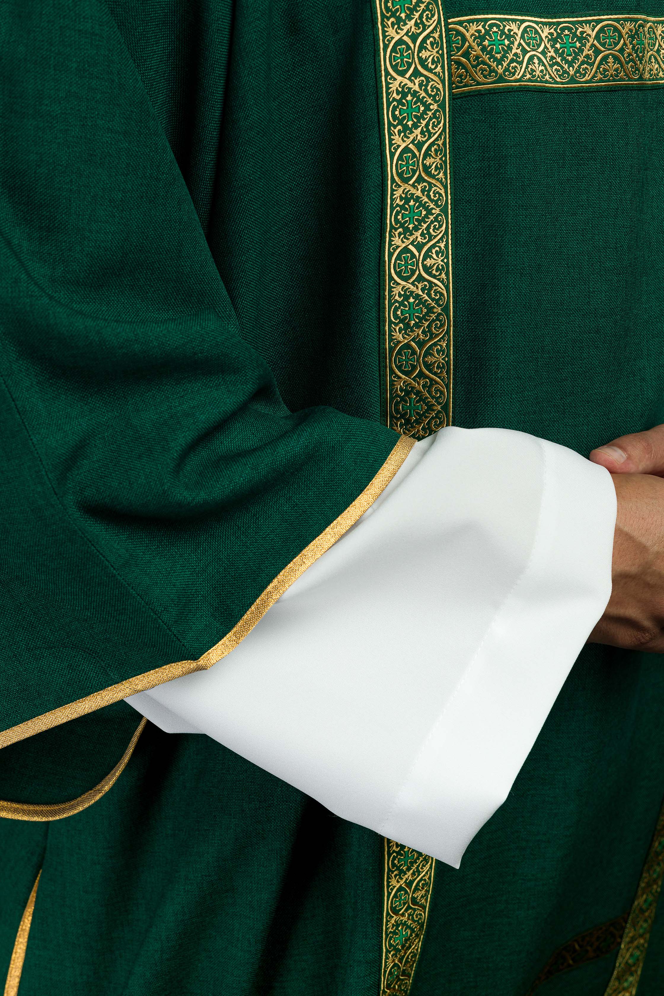 Dalmática verde decorada com fitas jacquard douradas