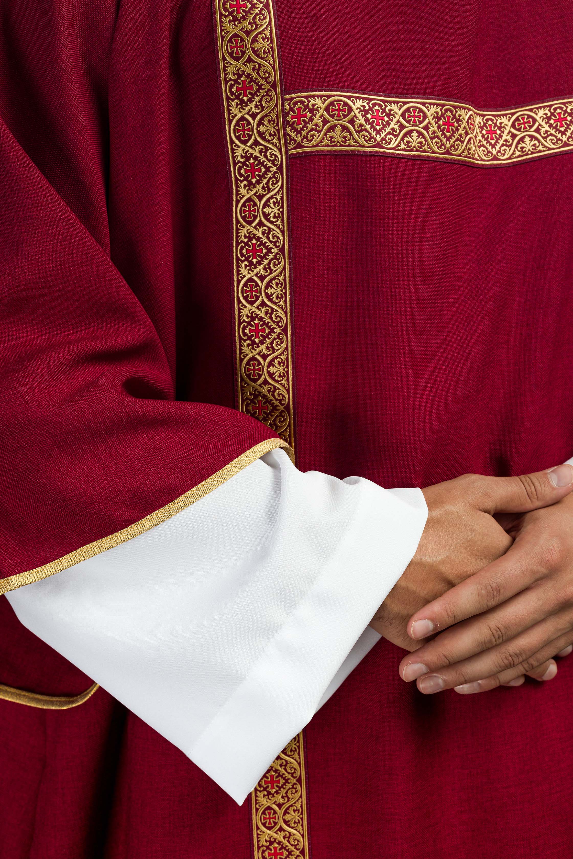 Dalmática vermelha decorada com fitas jacquard douradas