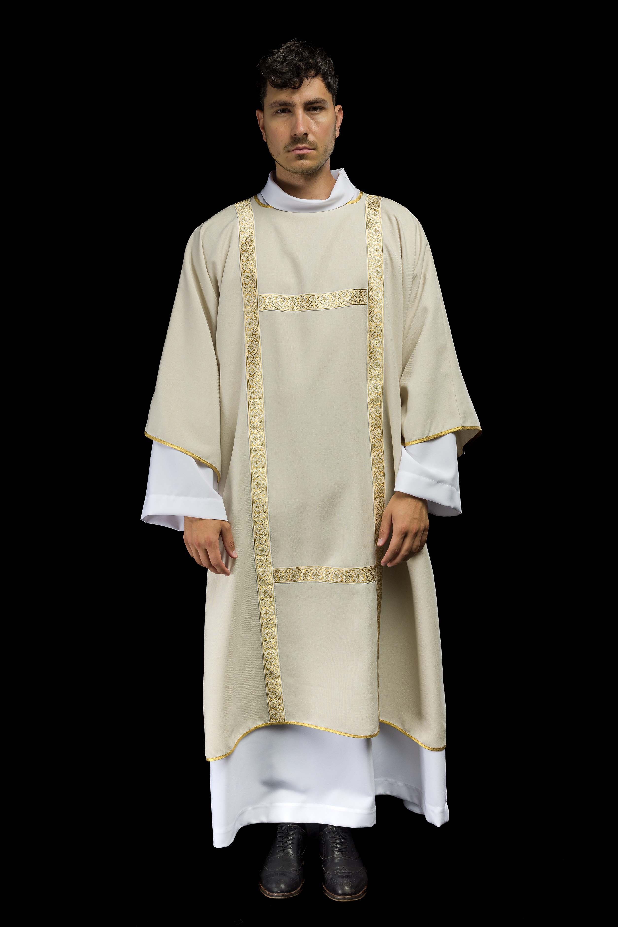 Dalmática crua decorada com fitas jacquard douradas