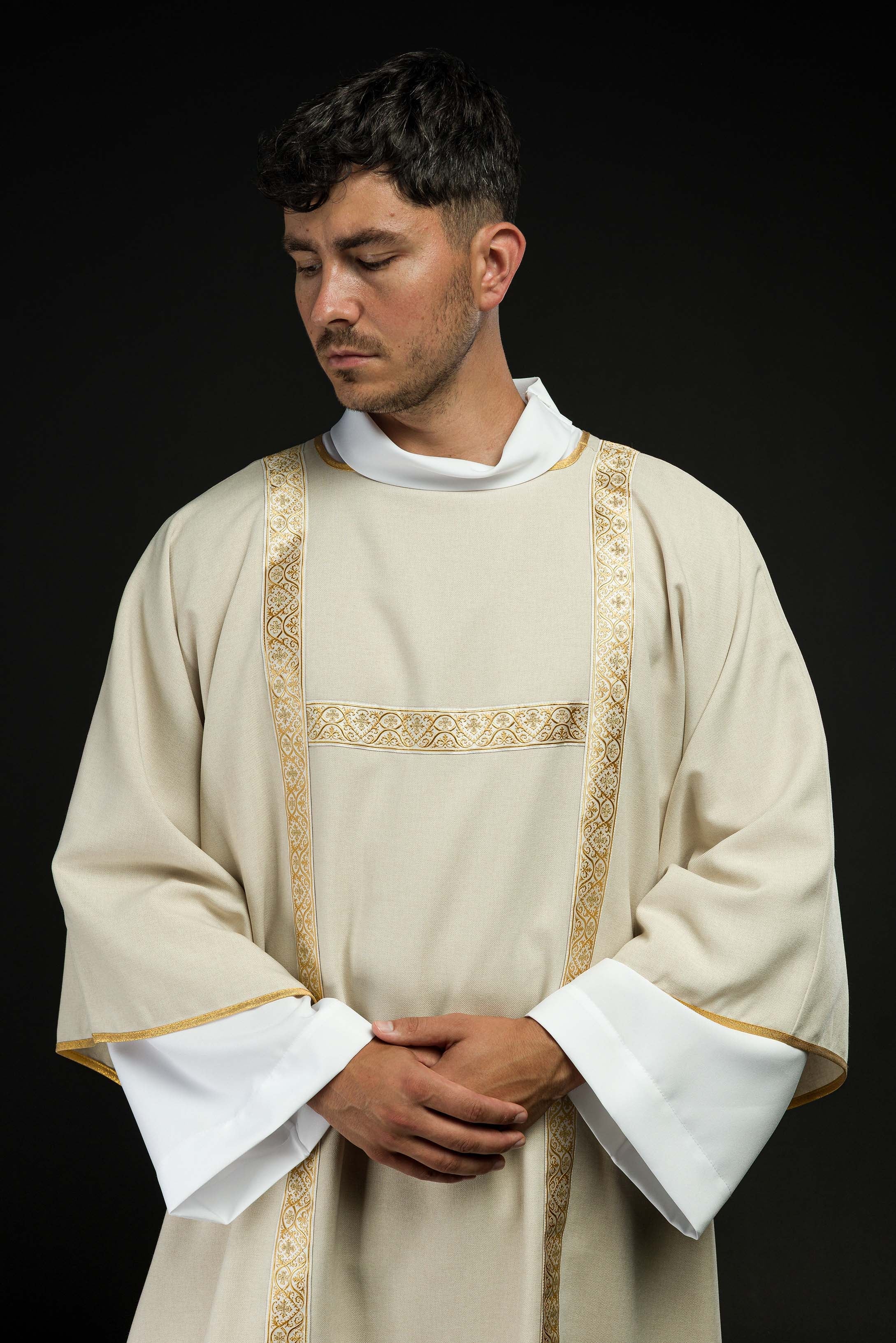 Dalmática crua decorada com fitas jacquard douradas