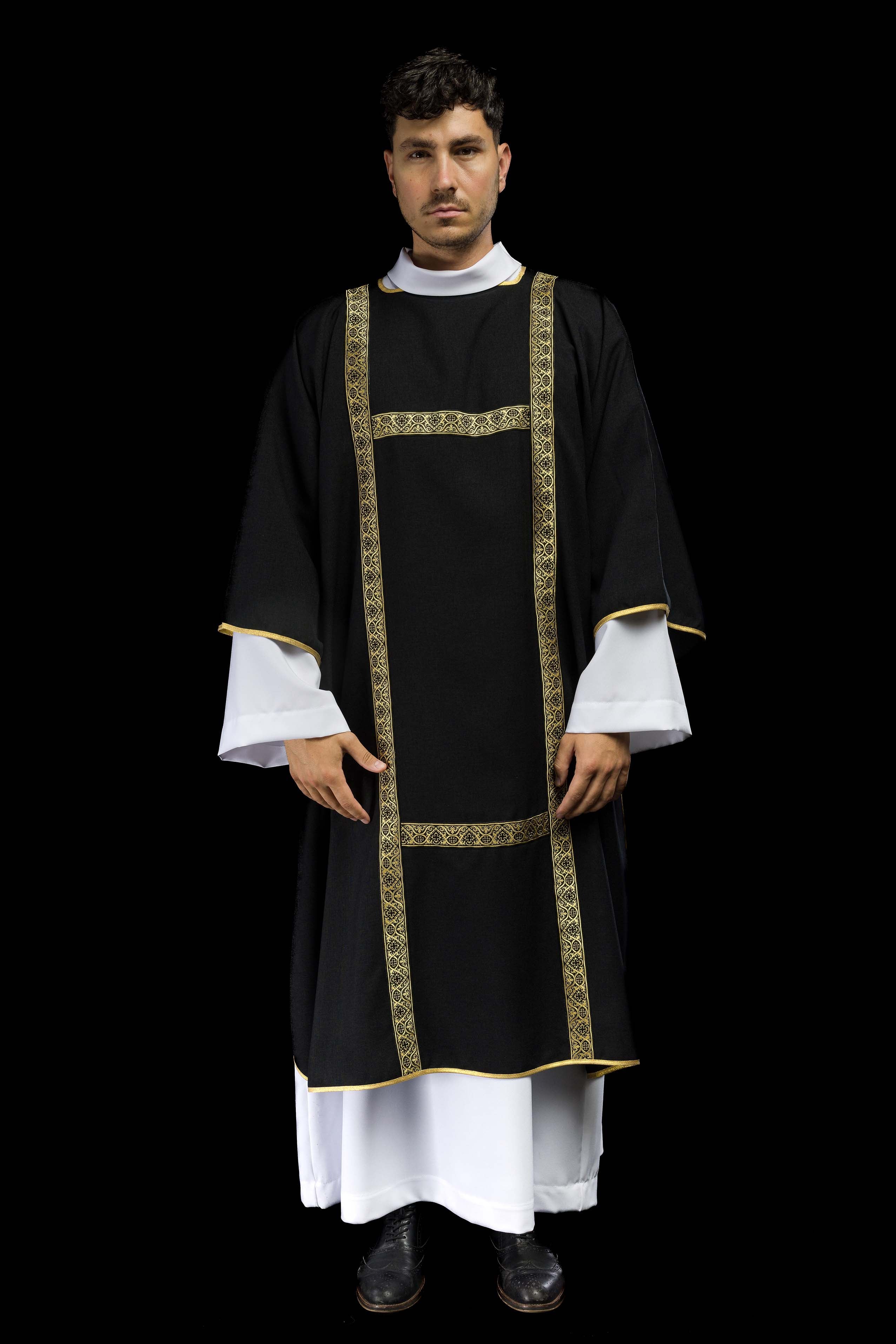 Dalmática preta decorada com fitas jacquard douradas
