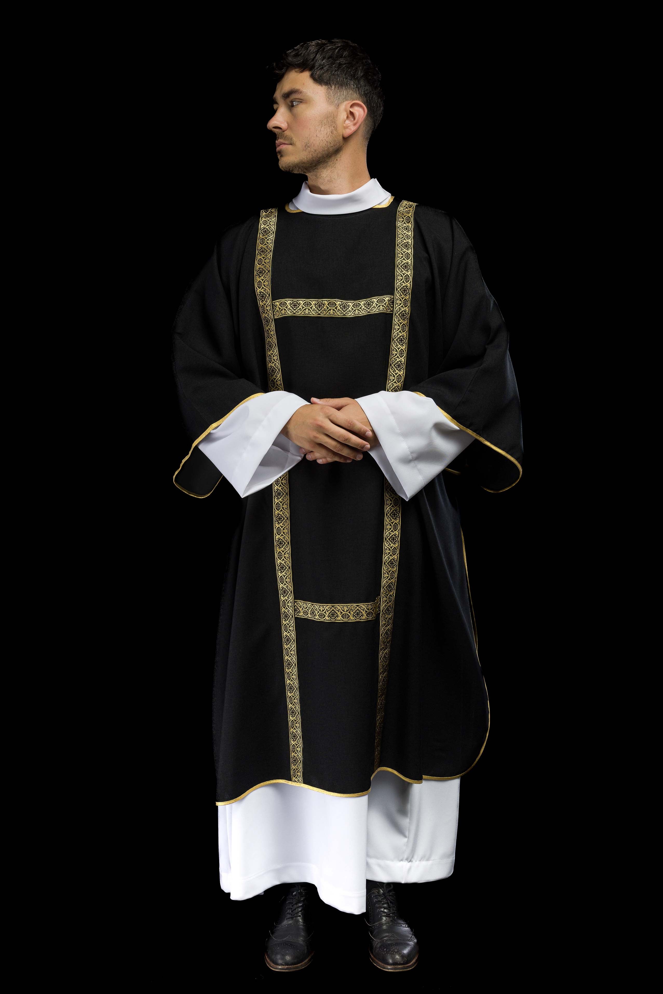 Dalmática preta decorada com fitas jacquard douradas