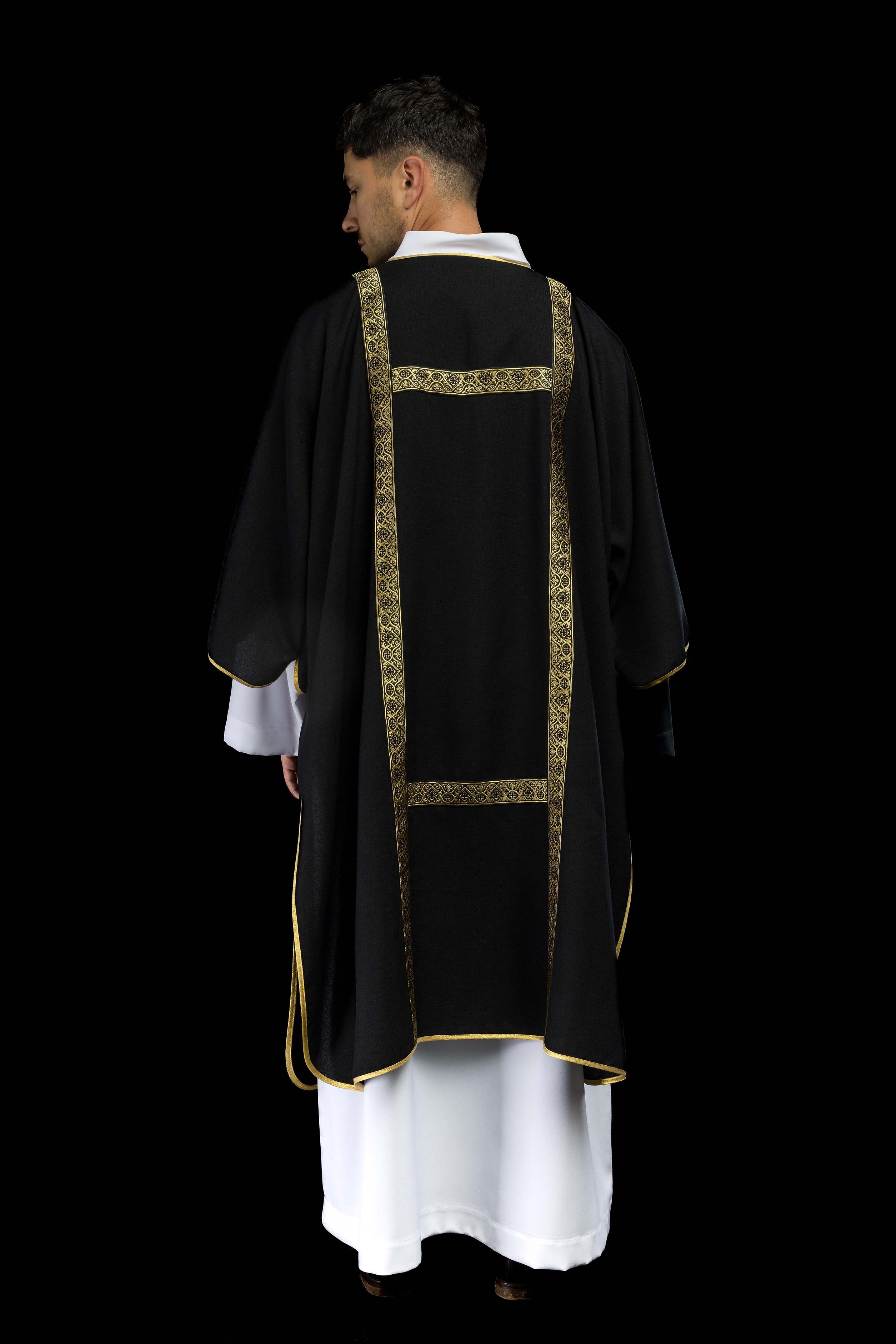 Dalmática preta decorada com fitas jacquard douradas