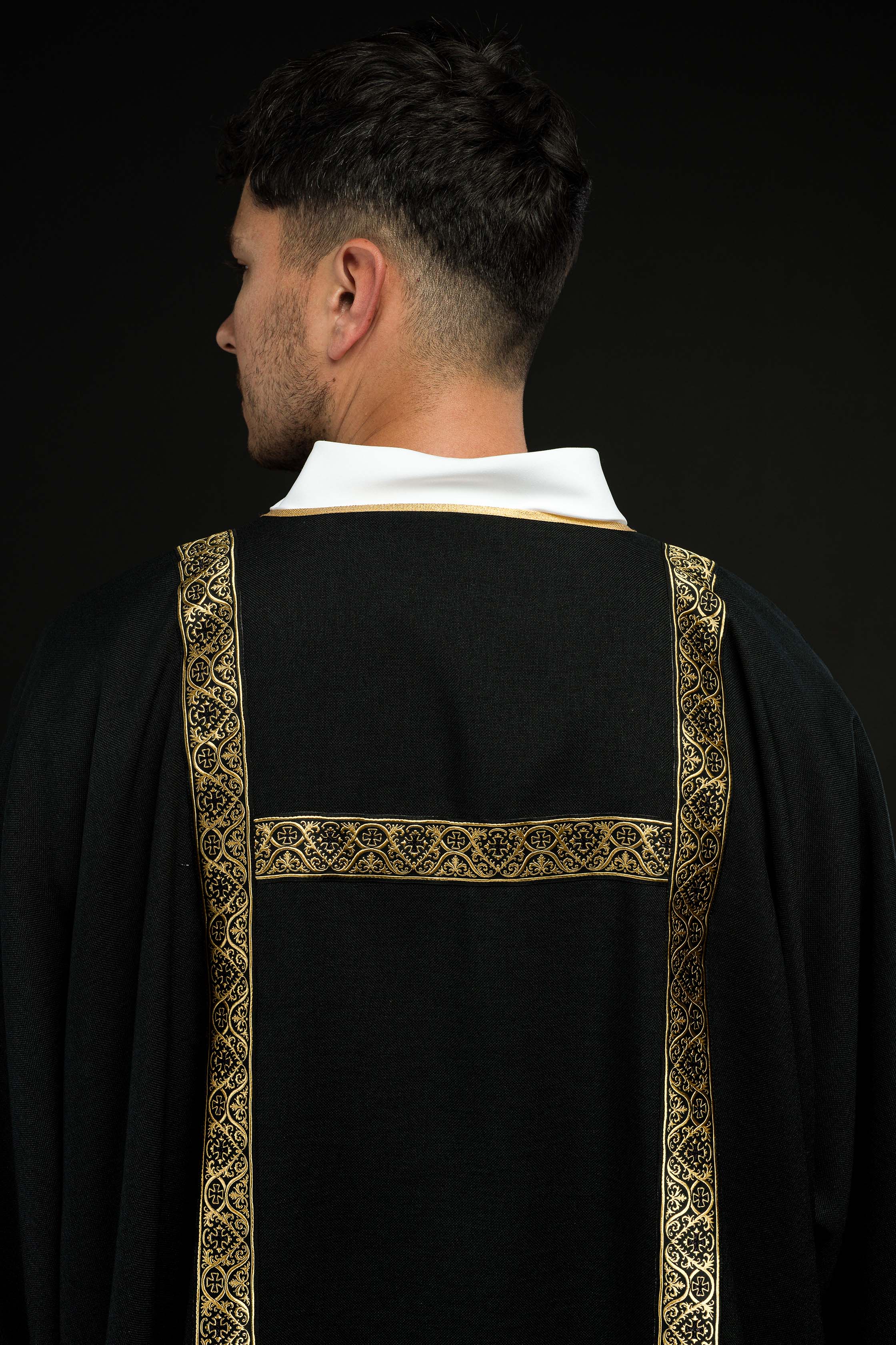 Dalmática preta decorada com fitas jacquard douradas