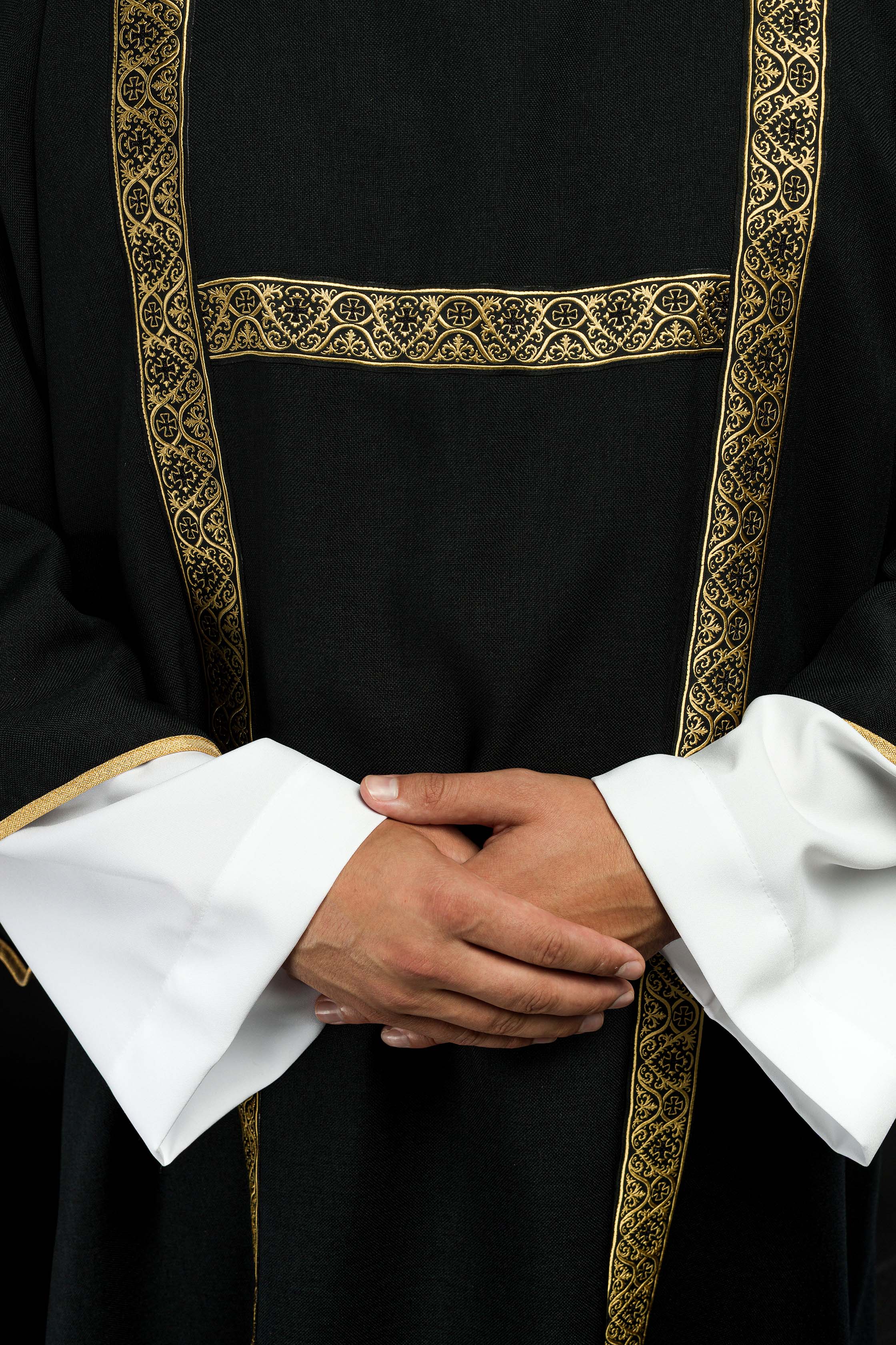 Dalmática preta decorada com fitas jacquard douradas