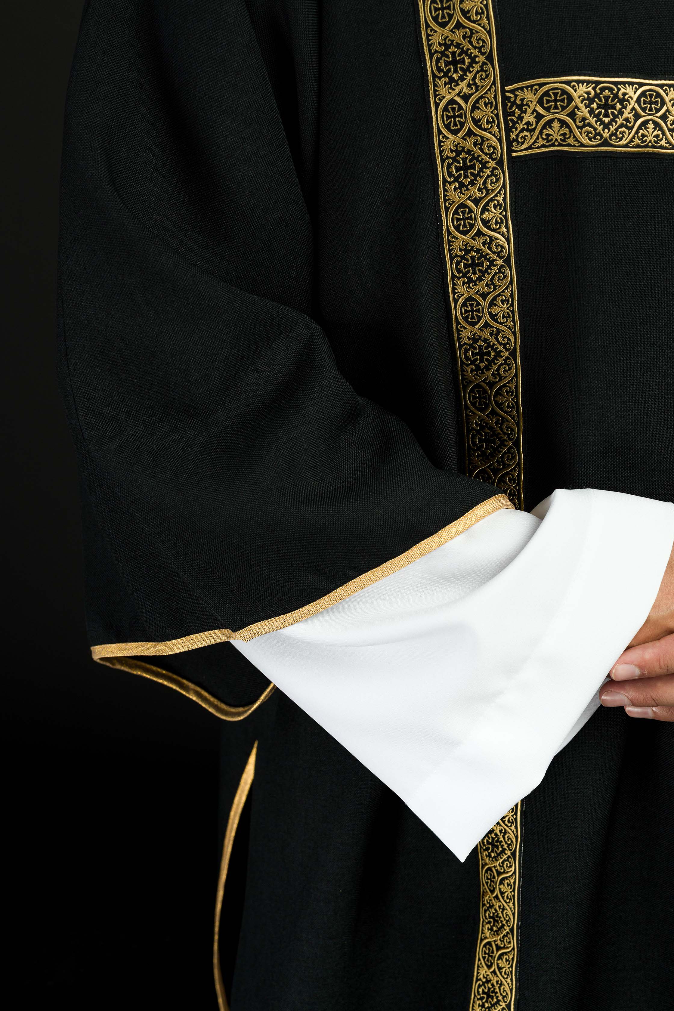 Dalmática preta decorada com fitas jacquard douradas