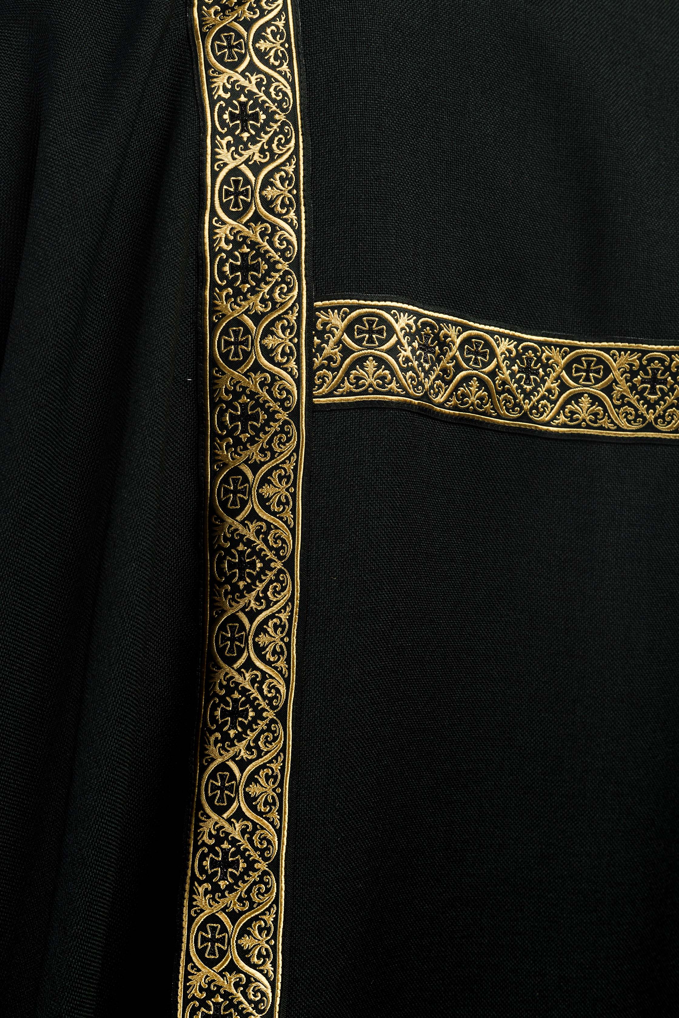 Dalmática preta decorada com fitas jacquard douradas