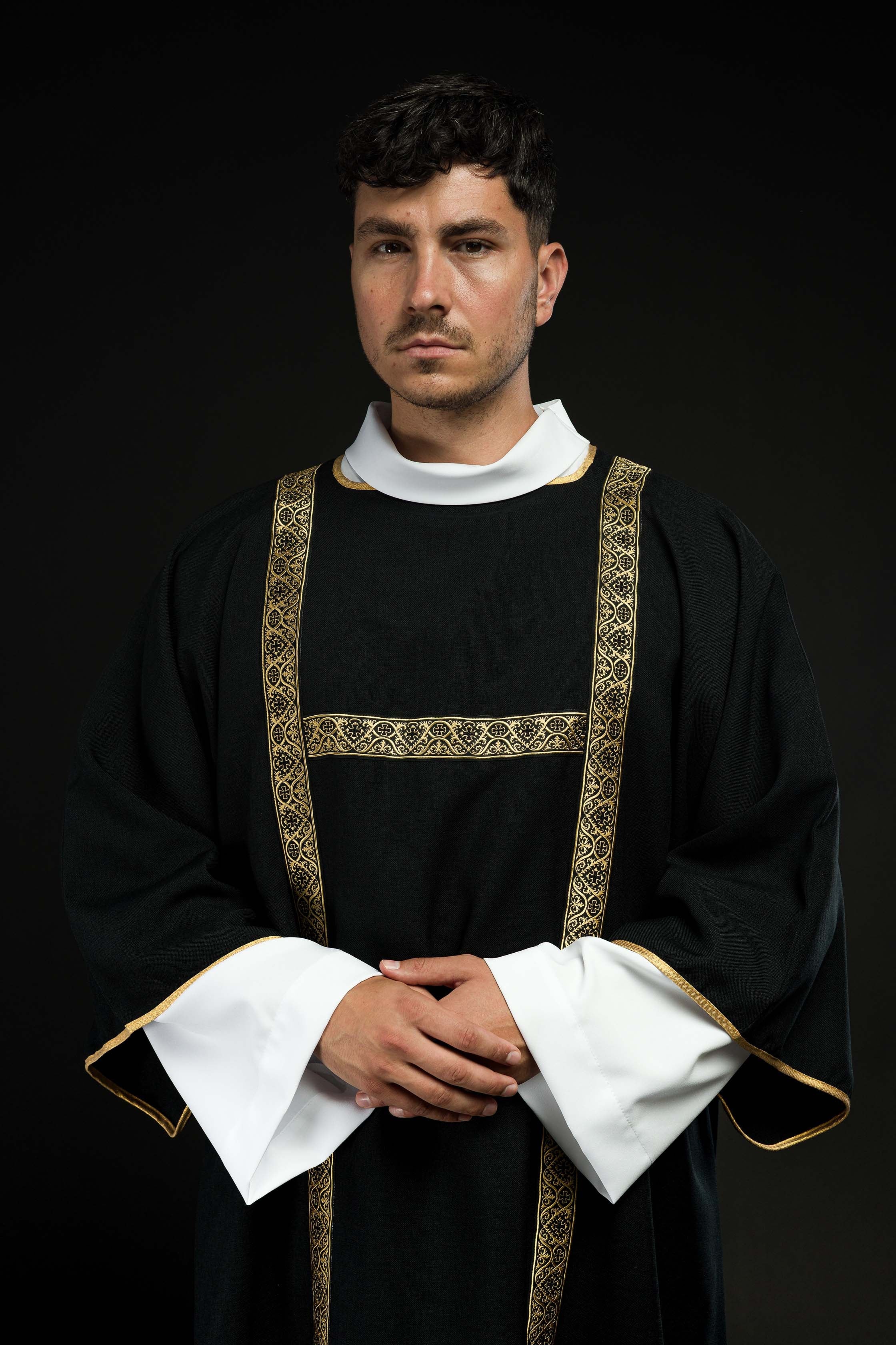 Dalmática preta decorada com fitas jacquard douradas