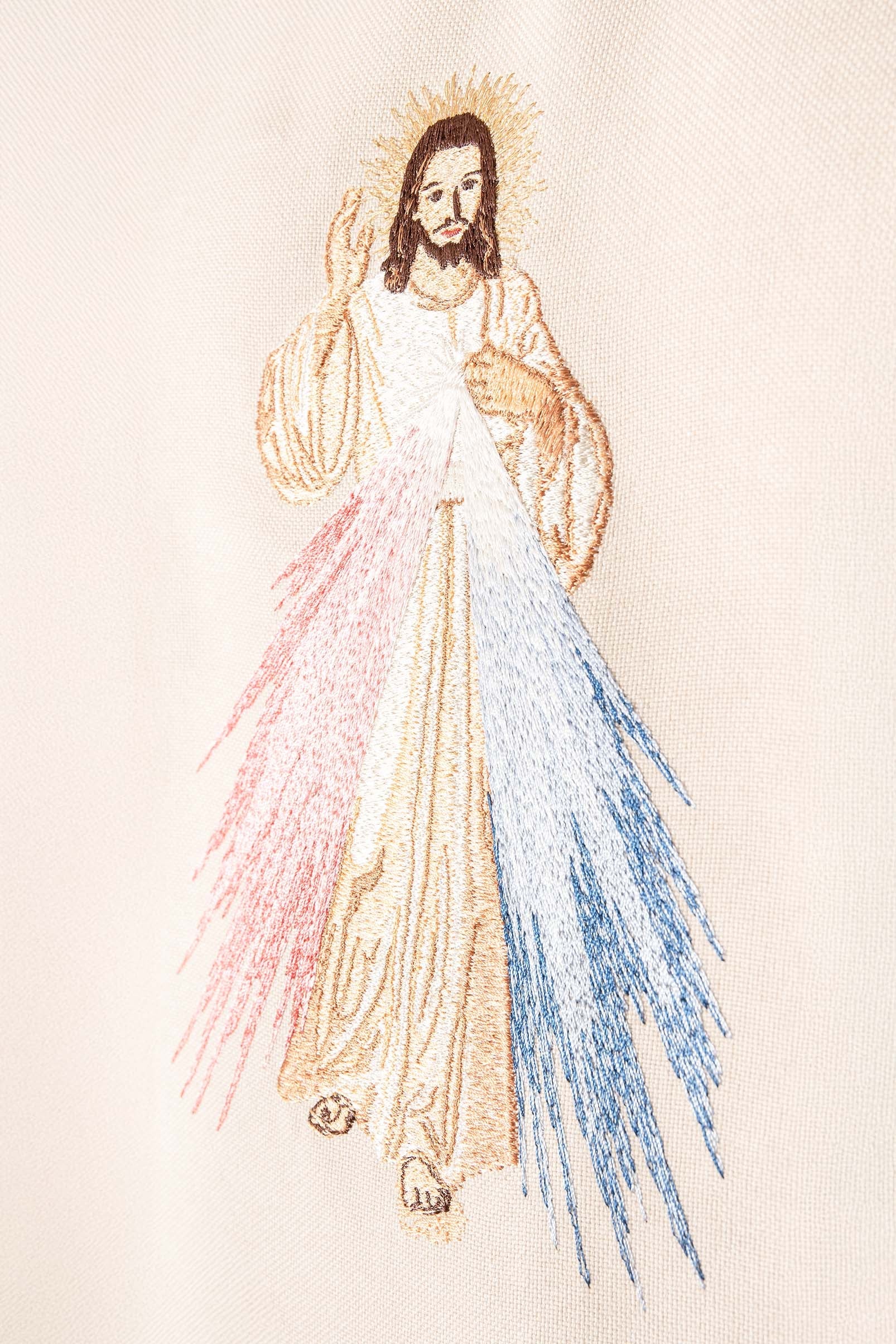 Casula crua bordada com a imagem de Jesus Misericordioso