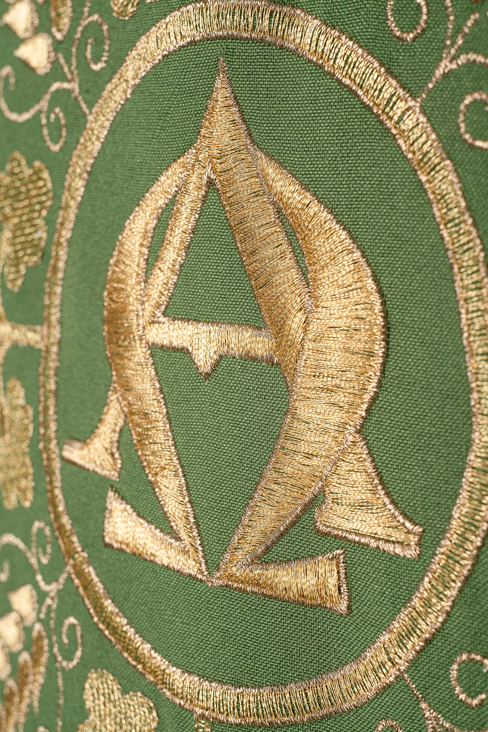 Casula verde bordada com os símbolos Alfa e Ómega e espigas de trigo