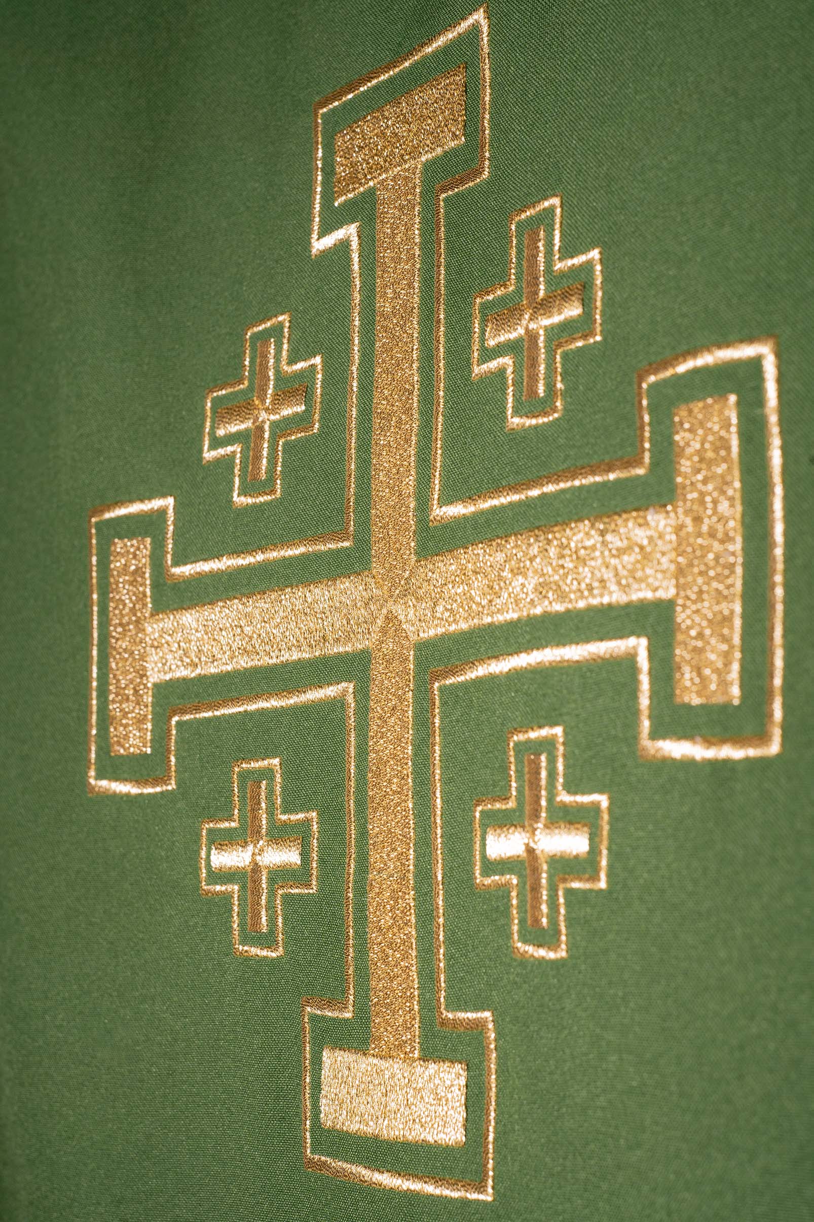 Casula verde bordada com motivo de cruz
