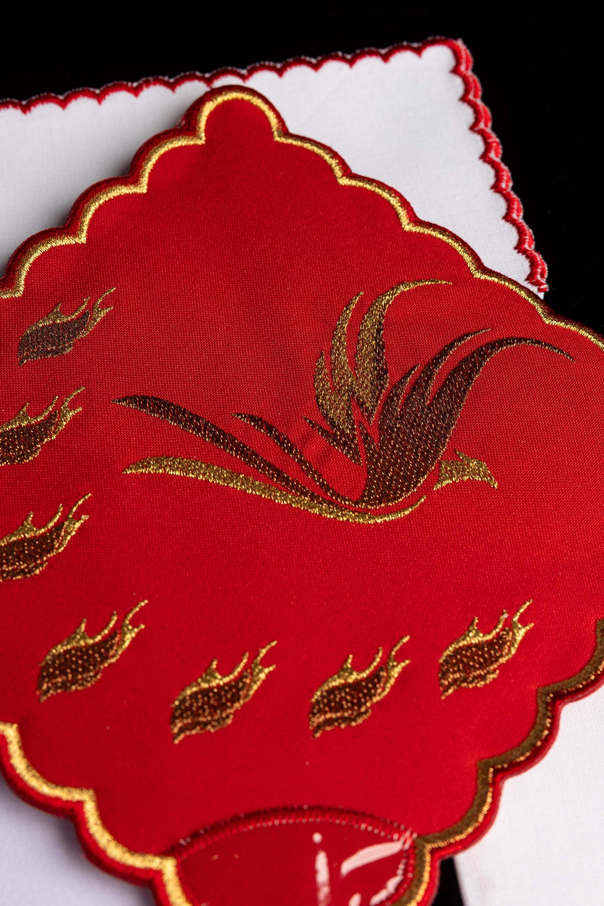 Servicio de altar rojo con bordado del Espíritu Santo