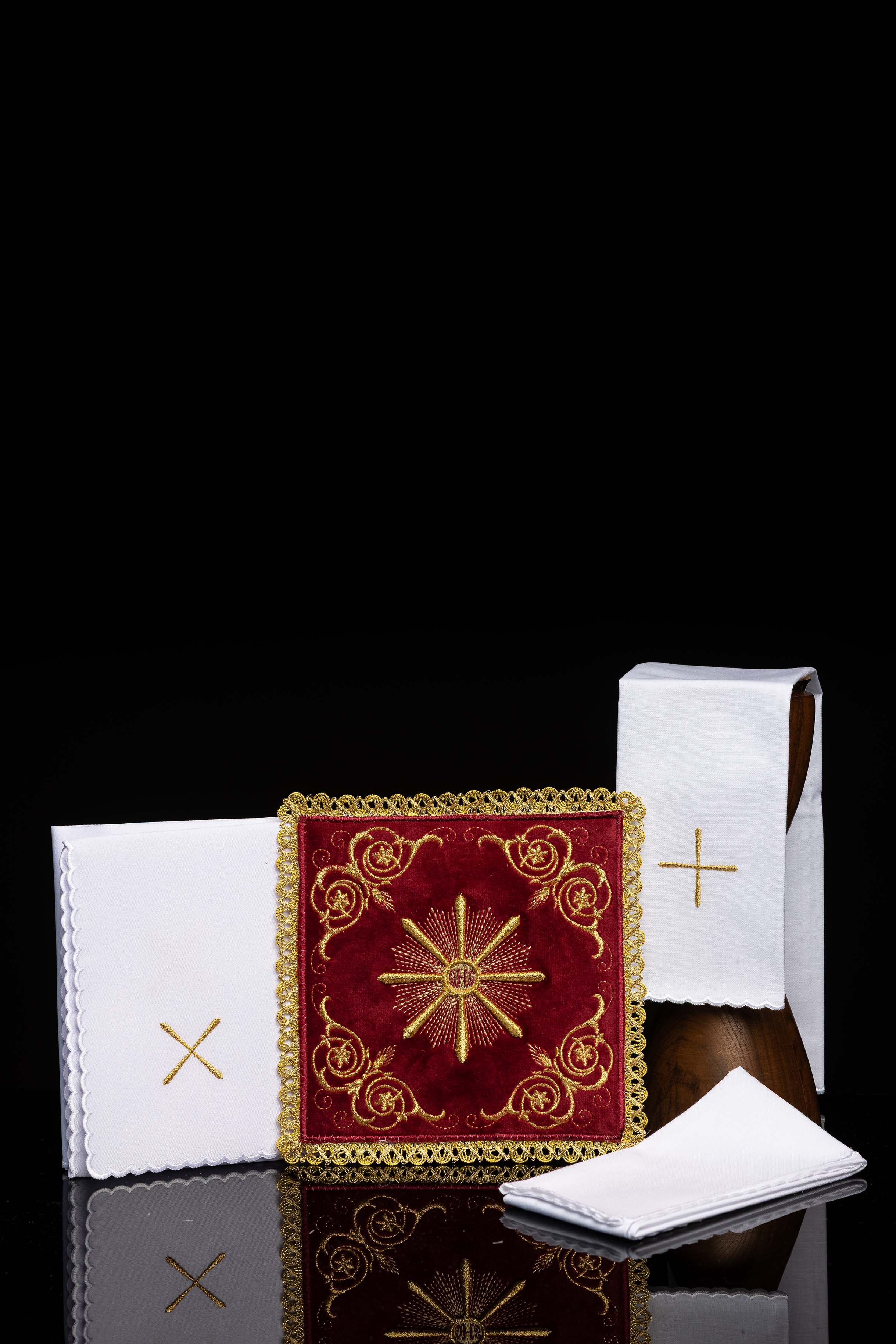 Servicio de altar bordado en terciopelo rojo