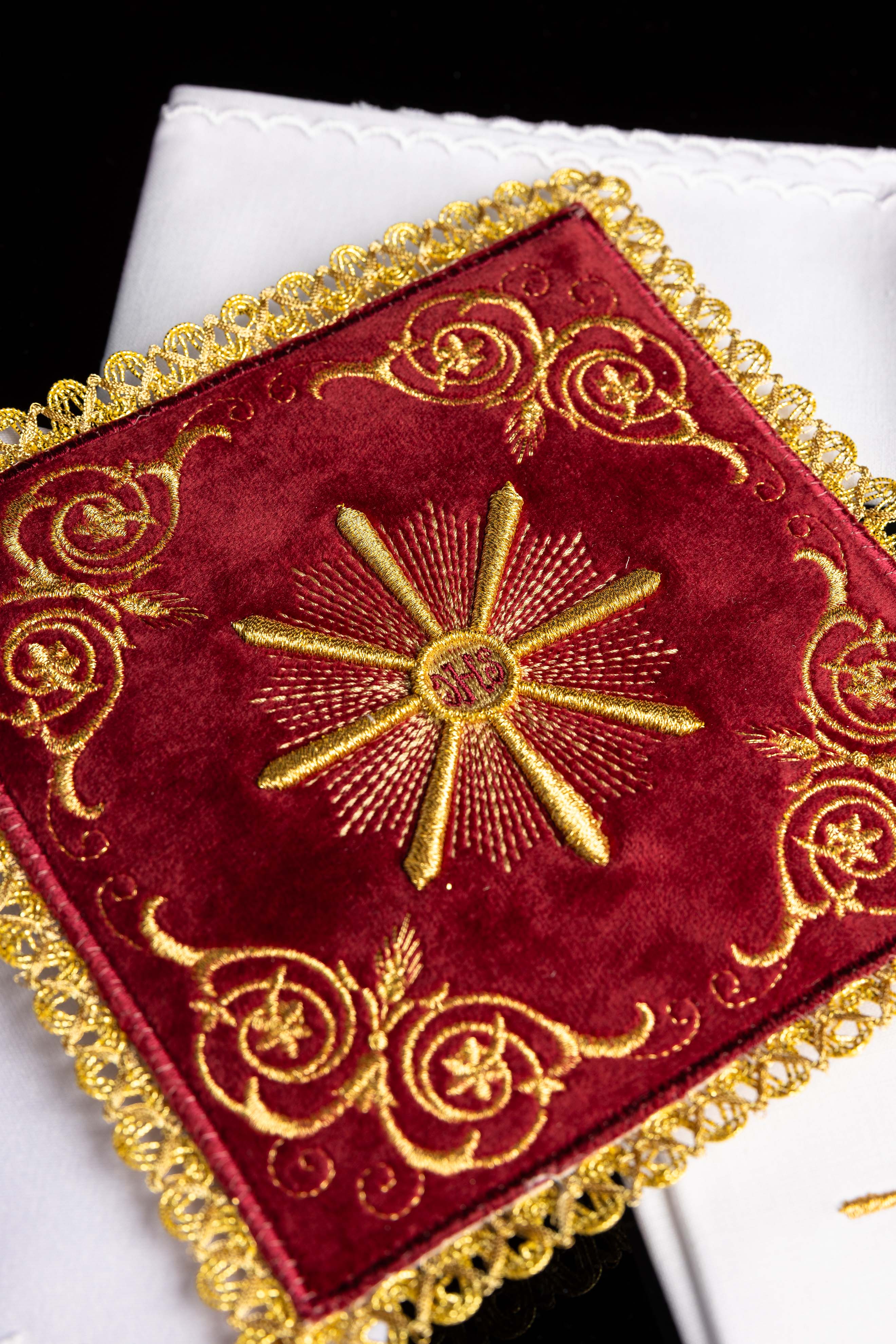 Servicio de altar bordado en terciopelo rojo
