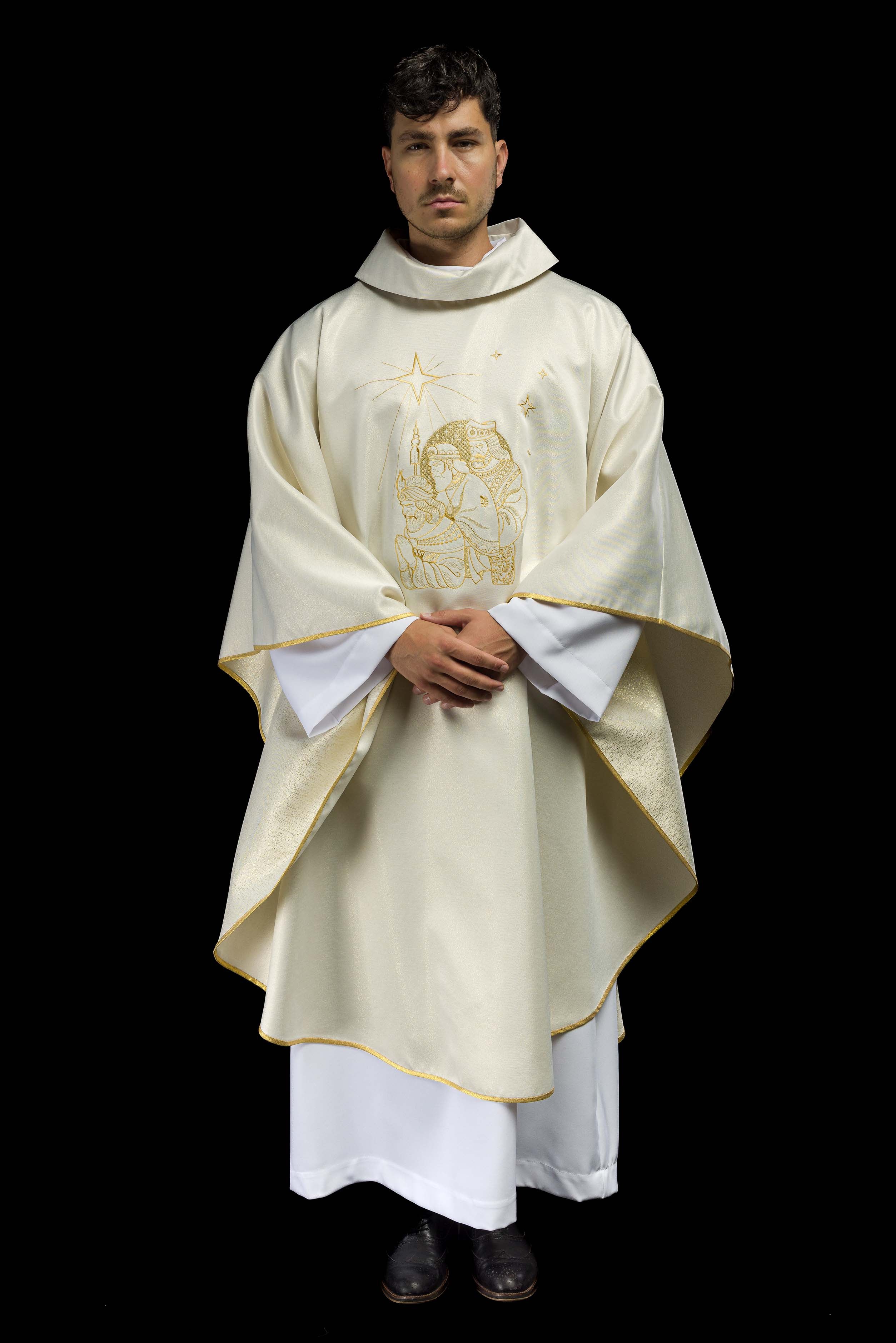 Casula brilhante com bordado dourado e imagem dos Três Reis Magos