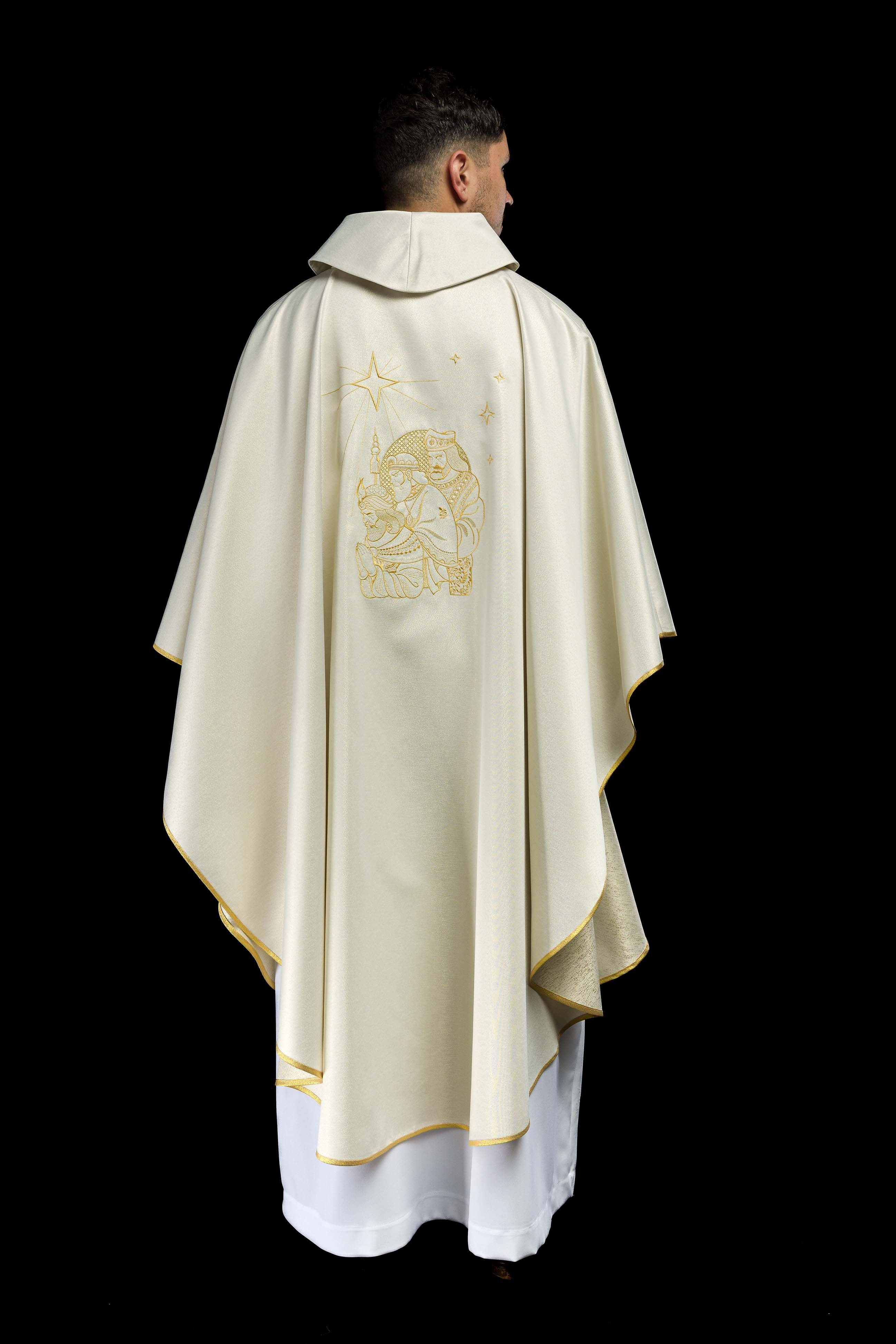 Casula brilhante com bordado dourado e imagem dos Três Reis Magos