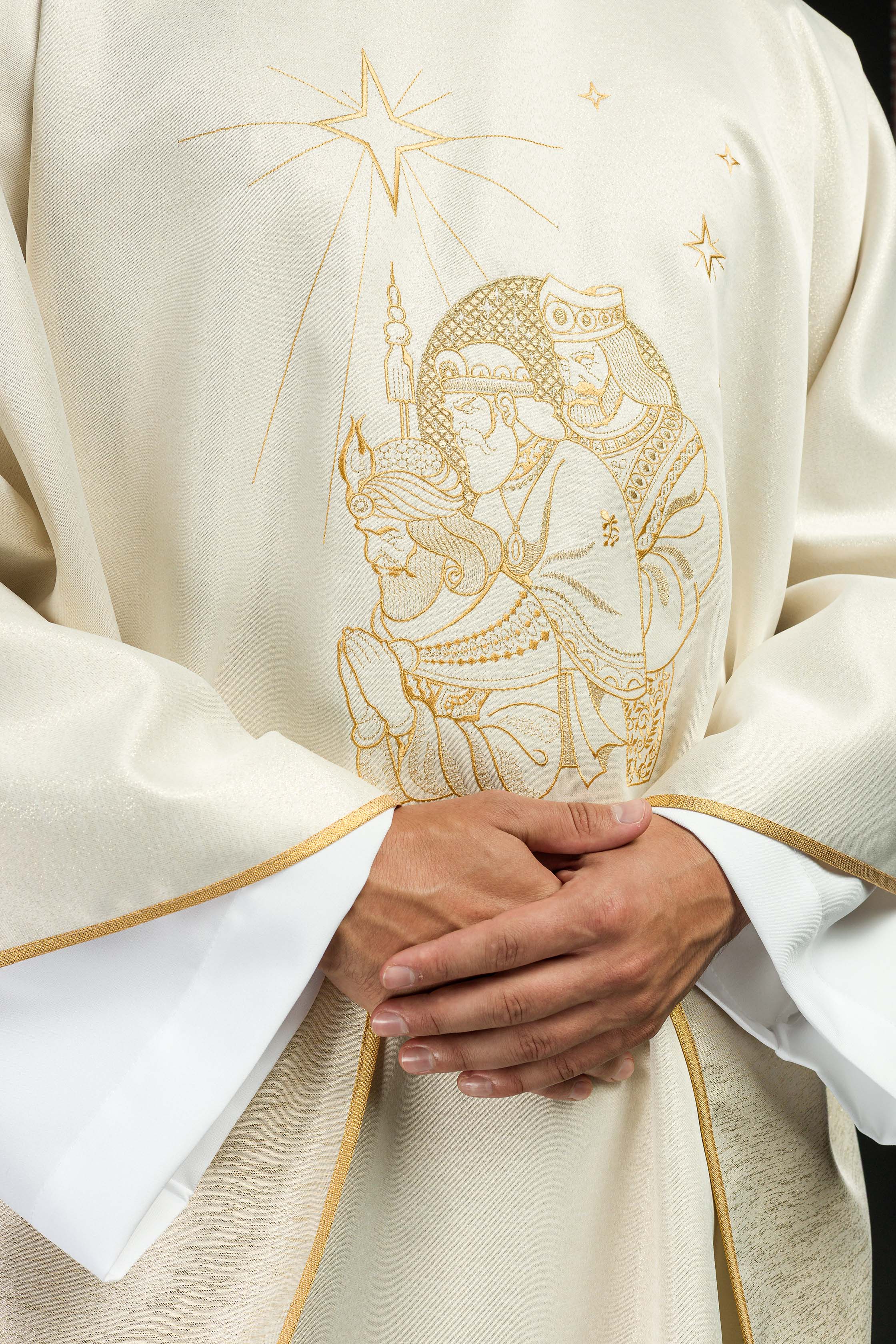Casula brilhante com bordado dourado e imagem dos Três Reis Magos
