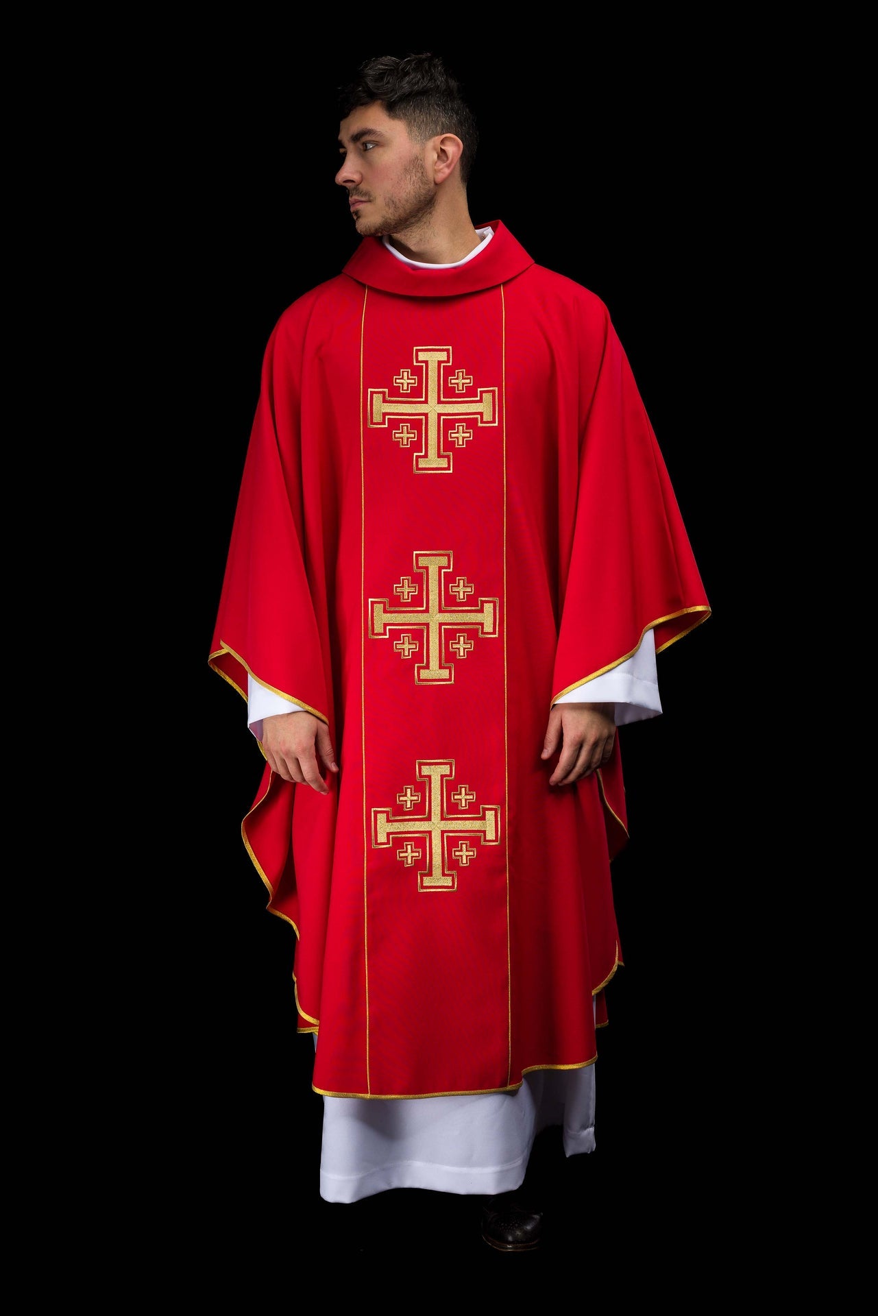 Casulla bordada de color rojo con banda y cruces de Jerusalén
