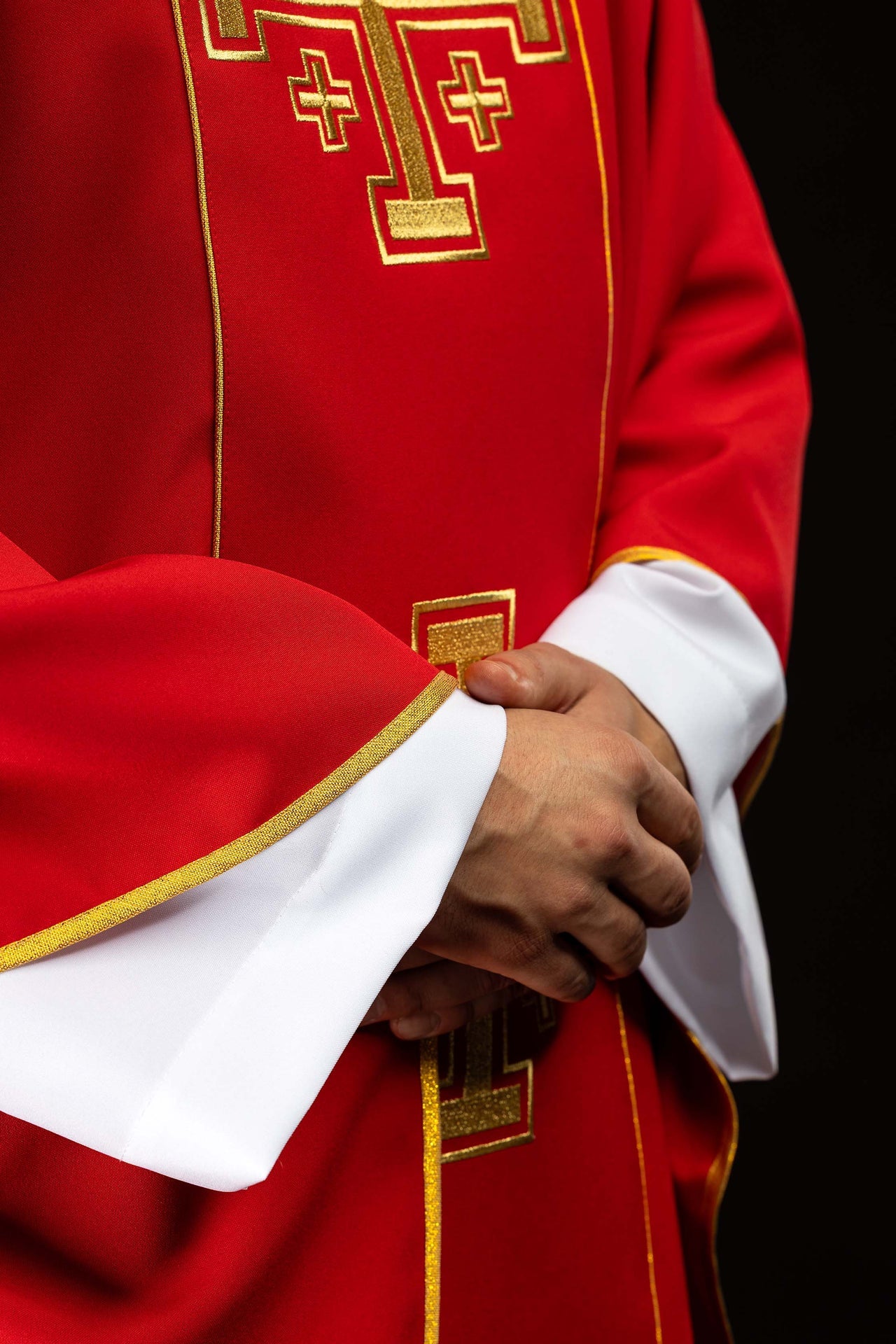 Casulla bordada de color rojo con banda y cruces de Jerusalén