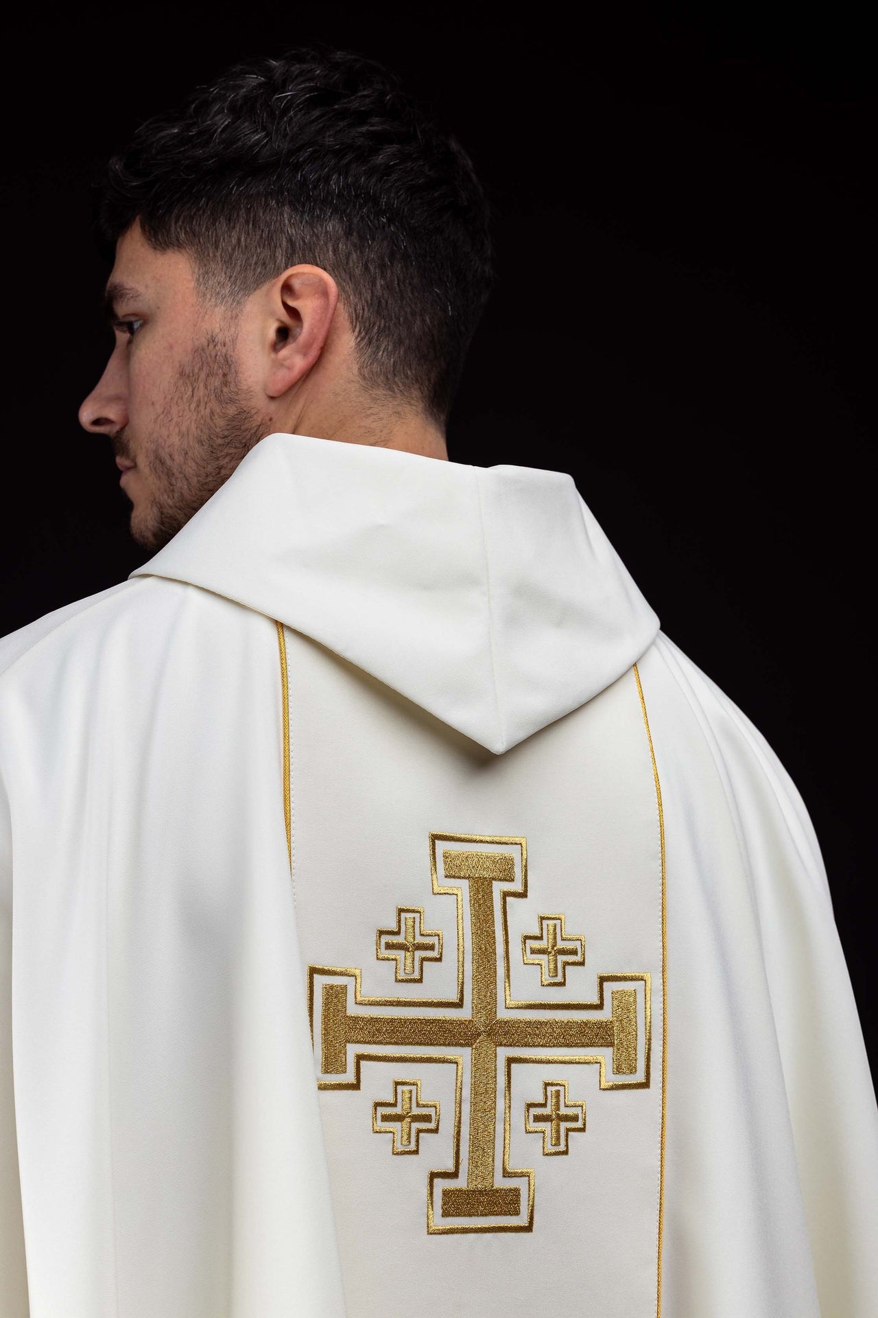 Casulla bordada en color ecru con banda y cruces de Jerusalén