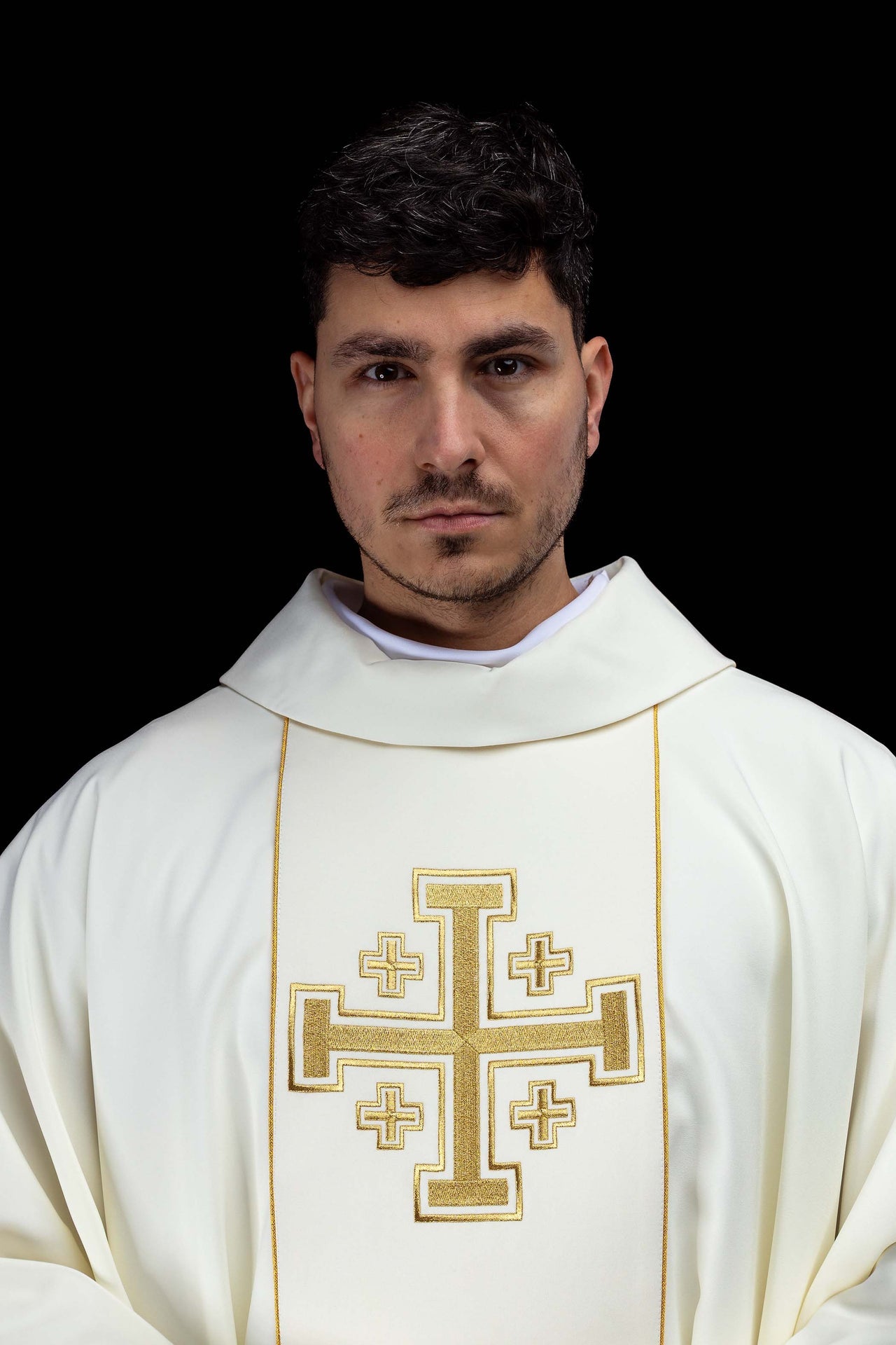 Casulla bordada en color ecru con banda y cruces de Jerusalén