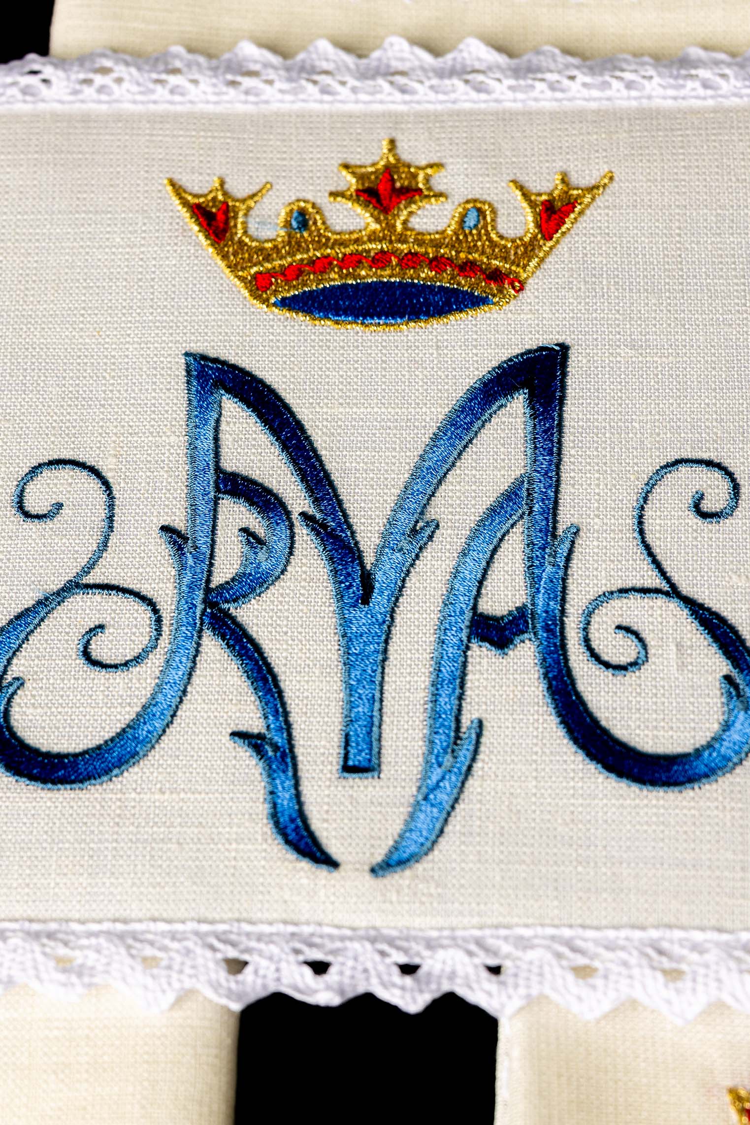 Conjunto de altar em linho com bordado mariano