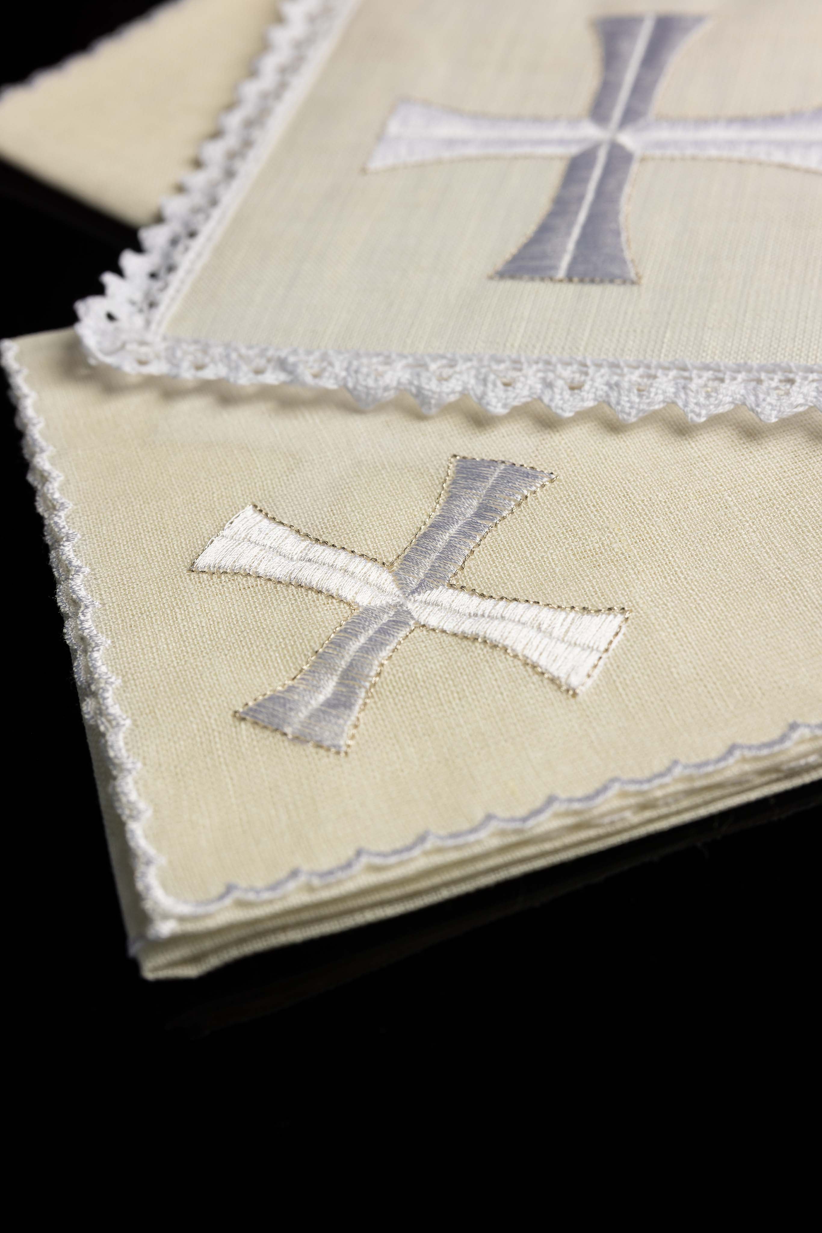 Conjunto de altar em linho com bordado simples em cruz