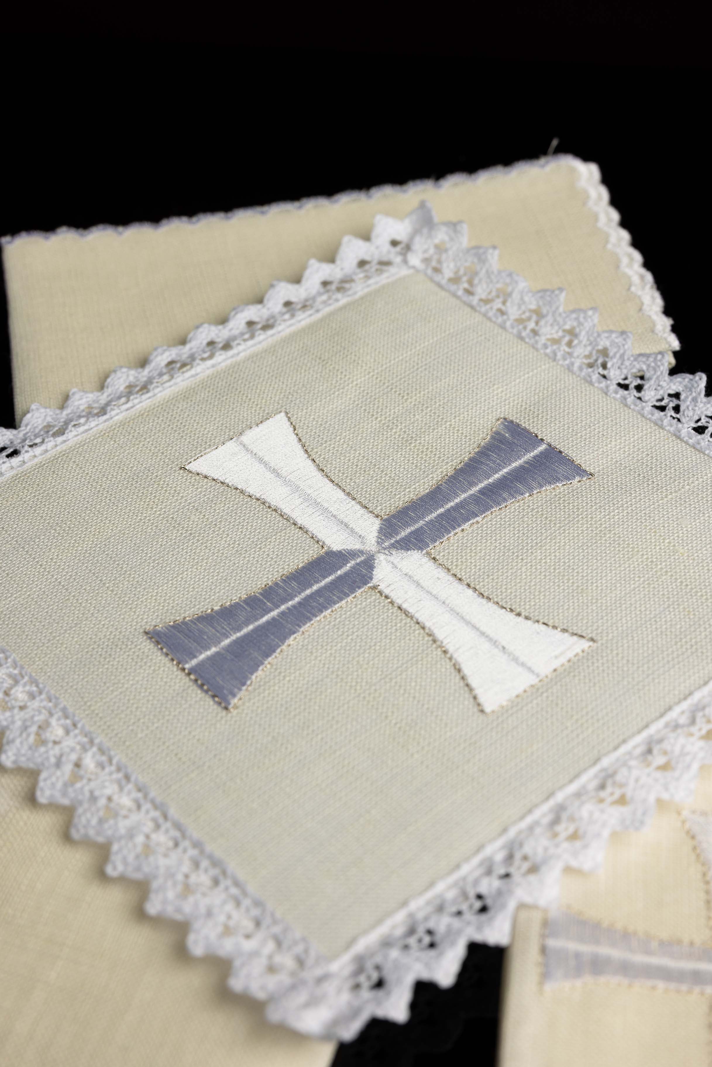 Conjunto de altar em linho com bordado simples em cruz