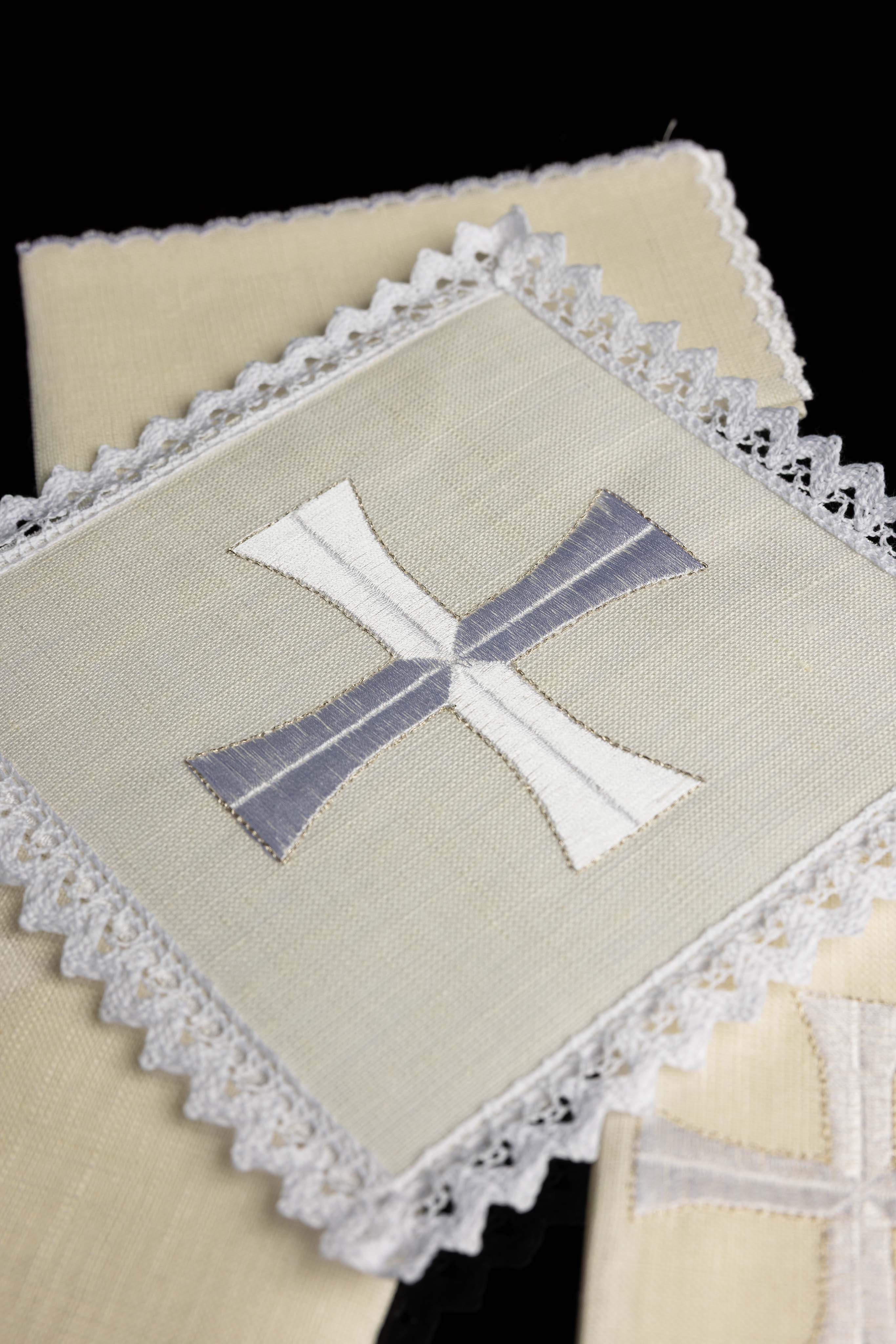 Conjunto de altar em linho com bordado simples em cruz