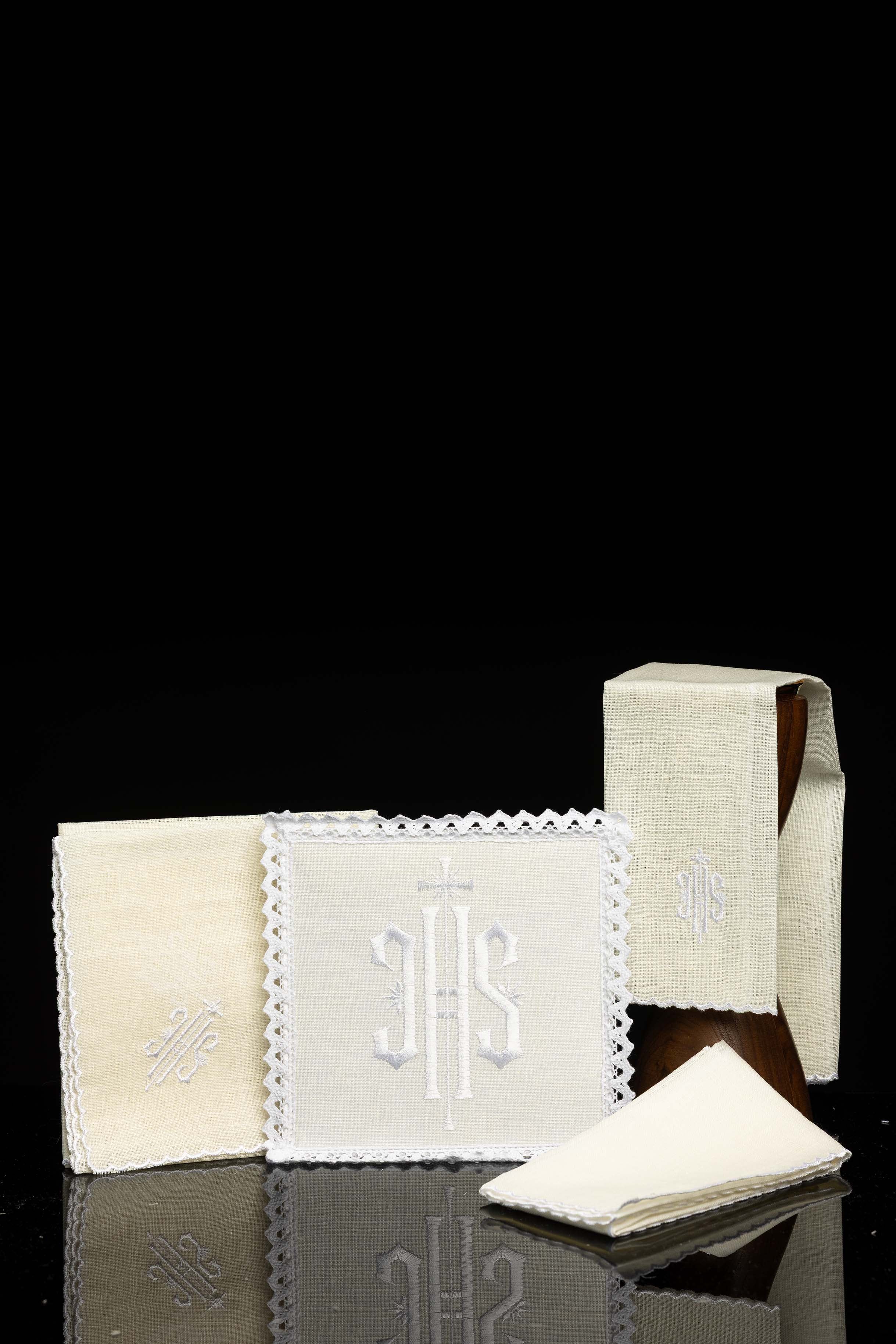 Conjunto de altar em linho com bordado IHS branco