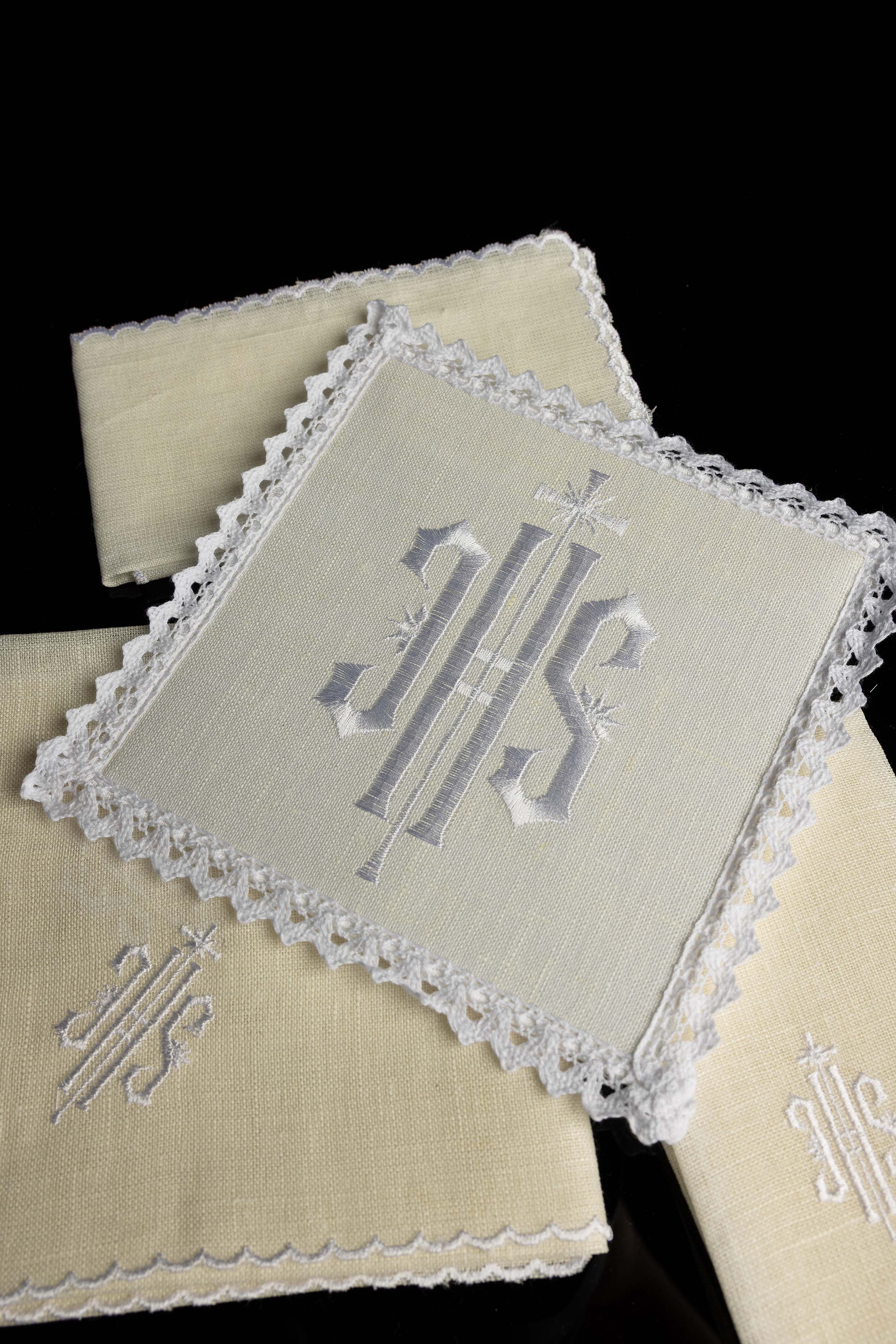 Conjunto de altar em linho com bordado IHS branco