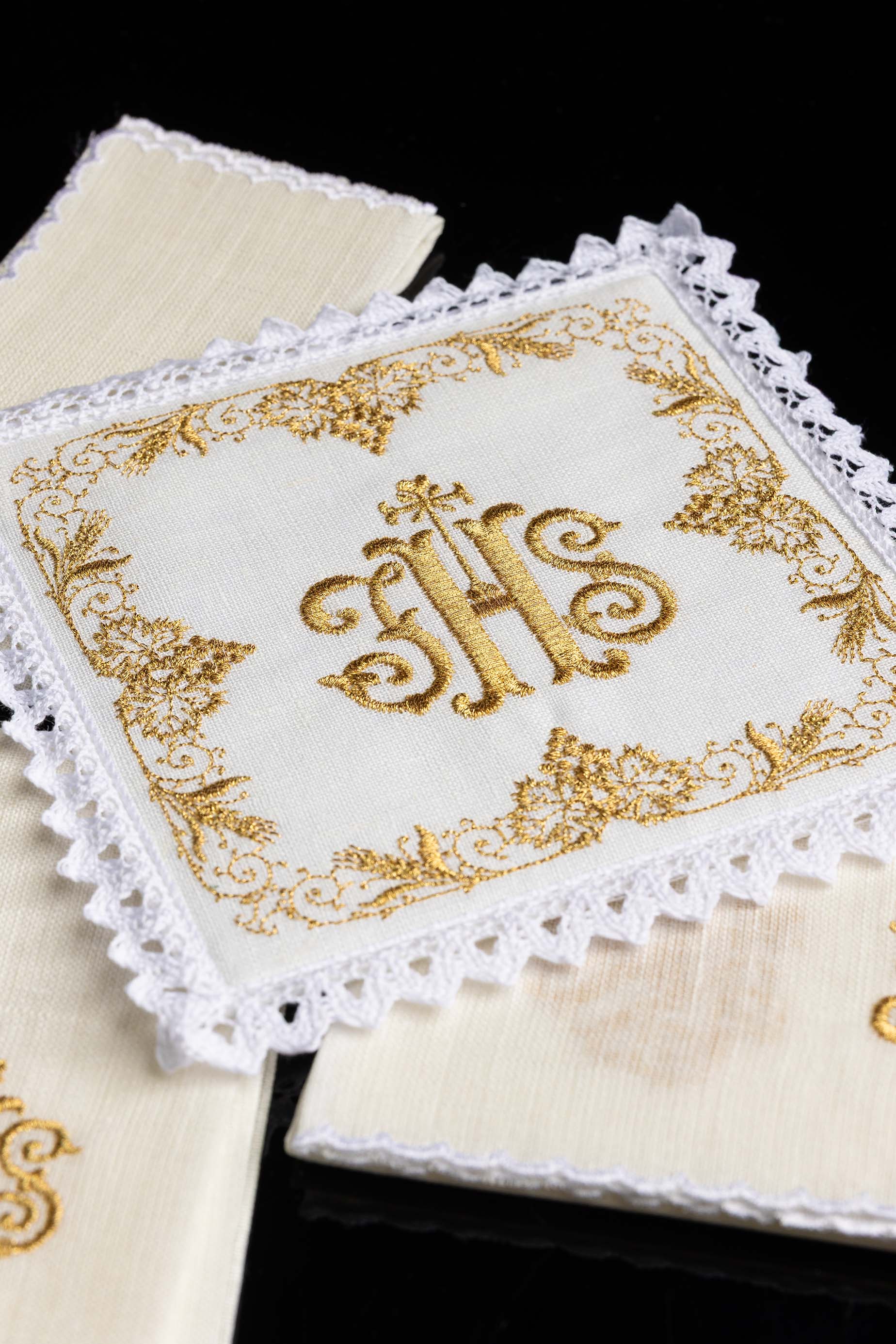 Conjunto de altar em linho ricamente bordado com IHS