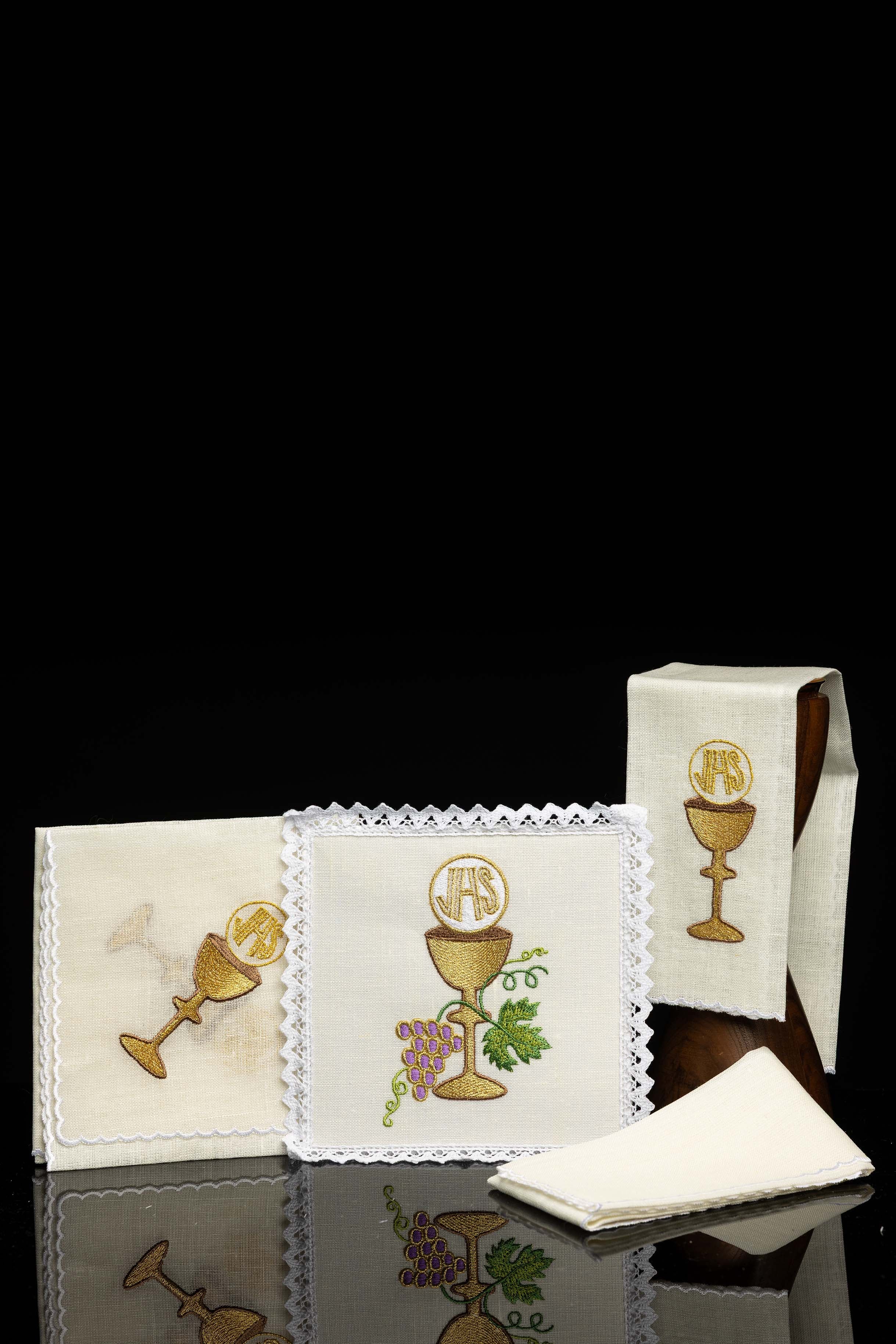 Conjunto de altar em linho com cálice bordado