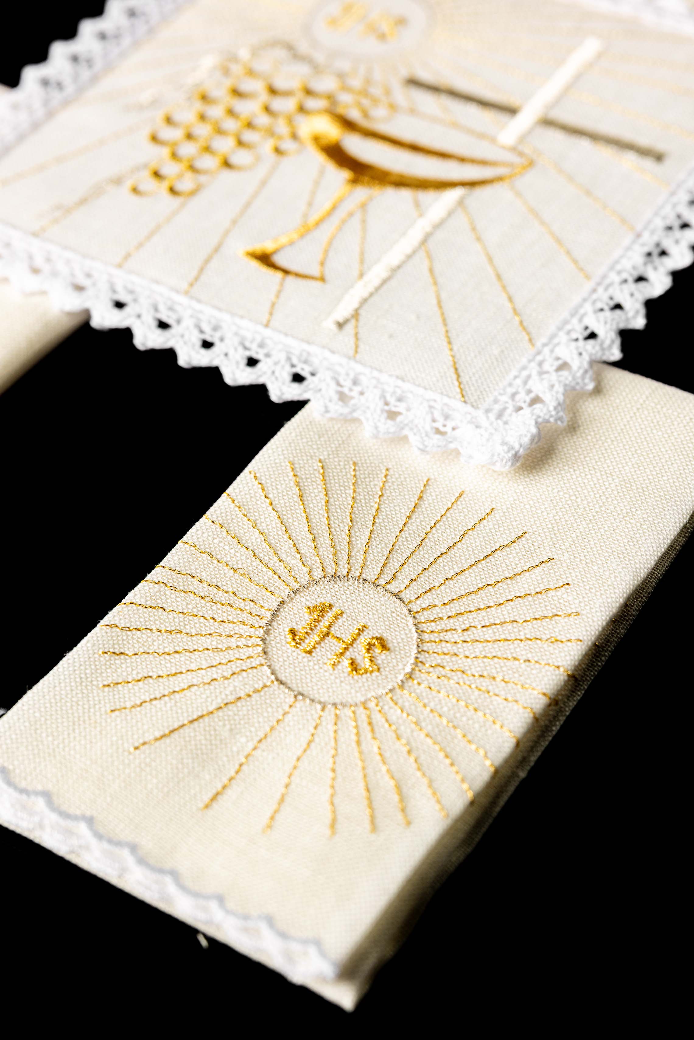 Conjunto de altar em linho com cruz e cálice bordados