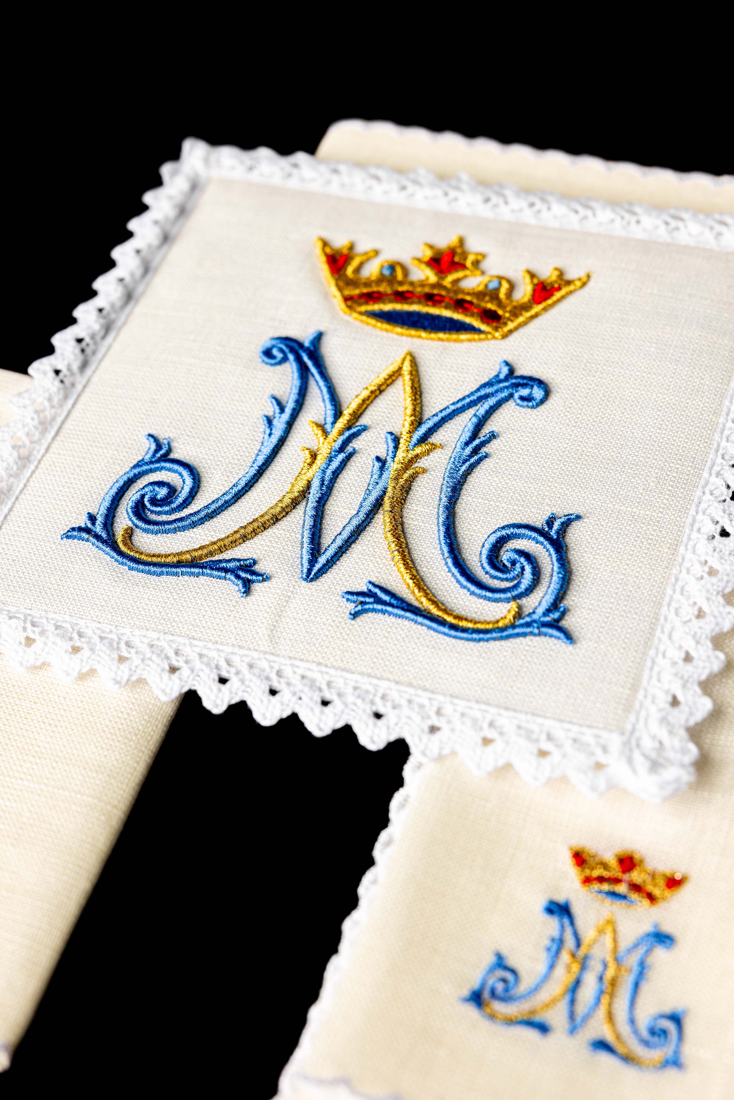 Conjunto de cálice em linho com bordado mariano 3D